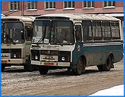 ></p><p class=c_tn>Правительство области развернуло активную борьбу за преобладание на дорогах губернии транспорта большой вместимости. Уже до конца этого года на трассы региона выйдут несколько десятков автобусов московской компании группа «Автолайн». Об этом сегодня на пресс-конференции сообщил первый заместитель председателя правительства Олег Вавилов. По его словам, в новой транспортной сети будет отведено место и для маршрутчиков.</p><p class=c_tn>Транспорт большой вместимости - это цивилизовано, не переставал повторять первый зам. председателя правительства Олег Вавилов. И в этой борьбе за статус современного города первые шаги областные власти уже сделали.  До конца года в губернию придет транспортная компания «Группа Автолайн». Планируется, что уже в этом месяце московский перевозчик выпустит на дороги порядка 30 автобусов. По словам Олега Вавилова, «Автолайн» единственная компания, которая решилась работать в нашей губернии. Остальных якобы отпугнула нестабильная ситуация в транспортной сфере области. Члены правительства настаивают, что их действия никак не направлены на вытеснение с рынка владельцев маршруток.</p><p class=c_tn>«Мы, действительно, не хотим никакой ни войны. Здесь действительно, просто рынок. Есть те районы, куда автобус невыгодно посылать. Пожалуйста, какие проблемы. Пусть там работают. А особенно в ночное время» - сказал 1-й зам. председателя правительства Ивановской области Олег Вавилов.</p><p class=c_tn>Новой транспортной политикой областные власти намерены в корне исправить ситуацию на дорогах, в том числе сократить аварийность. Председатель комитета по транспорту и связи Сергей Хватов уверен, что только автобусы помогут полностью решить проблему нехватки транспорта в часы пик. Лучше меньше - но вместительнее. Также в планах чиновников навести порядок в тарифах. Еще до конца года планируется разработать документ, который установит максимальную планку стоимости или даже фиксированную цену на проезд. </p><p class=c_tn>«Сегодня разброд очень большой от 6 до 8 рублей на городских перевозках, а на пригородных маршрутах - это очевидно. Там идет разница очень большая. В некоторых районах от 50 копеек себестоимость за километр пробега до 4 с лишним рублей составляет эта себестоимость. Как это не парадоксально, такая идет разница» - сказал председатель областного комитета по транспорту и связи Сергей Хватов</p><p class=c_tn>Еще одна новинка от областных властей - 2 фирменных поезда Иваново-Москва. Они начнут курсировать уже в следующем году. Предполагается, что время в пути этих не будет превышать 4-х часов. Цена билетов пока не определена. Но она, уверяет Олег Вавилов, для рядовых ивановцев будет доступной. </p><p class=c_av>Олеся Чирко</p>
	
		<div class=