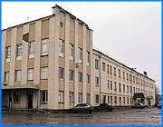 ></p><p class=c_tn>9 сотрудников ивановского мебельного комбината выиграли иски о незаконном увольнении с предприятия. Суд первой инстанции признал правоту истцов и обязал комбинат выплатить компенсации за вынужденный прогул. Слушания будут продолжаться по аналогичным искам еще около 70 мебельщиков.</p><p class=c_tn>Конфликт между работниками и руководством мебельного - если не самый крупный, то, пожалуй, самый громкий в области. Митинги, забастовки, бессрочные пикеты, обращения к губернатору.  С переменным успехом работники комбината пытались решить 2 проблемы - массовые сокращения и долги по заработной плате. Главная цель - продолжение работы комбината рабочим оказалось не по силам. Выигрыш в деле об увольнении 9  работников в свой актив записывают местные коммунисты. И не без основания. Интересы истцов в суде защищал адвокат-коммунист,  свое внимание конфликту уделял депутат областной думы, коммунист Владимир Завалишин. Он утверждает, что в затяжной борьбе рабочих за свои права вполне могли принять участие областные власти. Но помочь мебельщикам не смог даже губернатор. </p><p class=c_tn>«Он обещал очень быстро разобраться в этой ситуации и трудовой коллектив воспрял духом. Они уже решили, что их вопрос решен. Но, однако, обещания остались обещаниями и он их не решил» - сказал секретарь обкома КПРФ Владимир Завалишин.</p><p class=c_tn>В правительстве считают иначе: крайне напряженные взаимоотношения с коллективами в области всего на двух предприятиях – «Точприборе» и «Ивановском Мебельном». Их долги по зарплате составляют больше половины от общей суммы по области - 28 миллионов. И методы, которые обычно применяются к руководителям-должникам, здесь не подойдут.</p><p class=c_tn>«Мы знаем, что это проблематичные предприятия, мы знаем, что там далеко не все благополучно. И здесь вопрос стоит уже так: не просто их понуждать, чтобы они платили зарплату, а решать, наверное, вообще, что делать с этими предприятиями. Имеют ли они право существовать в таком виде, в каком они сейчас существуют?» - сказал председатель комитета по труду правительства Ивановской области Алексей Цветков.</p><p class=c_tn>Сейчас областные власти ставят задачу - найти такого инвестора, который осилил бы покупку мебельного целиком и смог бы наладить работу комбината. Не обязательно даже в мебельной отрасли. Тем временем, по информации нашей программы, руководство комбината намерено оспорить решение суда о восстановлении работников и даже имеет определенные шансы на успех. </p><p class=c_av>Сергей Хохлов</p>
	
		<div class=