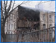 ></p><p class=c_tn>Большинство жителей села Новые Горки Лежневского района осталось без работы. Сегодня днем там сгорел цех старейшей в области Новогоркинской прядильно - ткацкой фабрики. Причина пожара - обрушение верхнего этажа фабричного помещения. По словам сотрудников фабрики, обвал здания, которое еще несколько лет назад было признано аварийным, не стало неожиданностью. </p><p class=c_tn>Верхний этаж фабрики, где располагался цех, рухнул. Затем, видимо, произошло короткое замыкание. Произошло возгорание. С ним, по словам очевидцев, справился бы и один пожарный расчет из соседнего Лежнева. Но пожарные приехали поздно, да еще и с неисправным оборудованием. Пришлось вызывать подкрепление из Шуи и Иванова. </p><p class=c_tn>«Небольшой пожар был, потом минут через 20 приехала пожарная. Пытались потушить, но одна машина закипела - ничего у них не вышло, вторая, когда подъехала - насос сломался. Уже час потушить ничего не могут» - сказал  очевидец Валентин Коровин </p><p class=c_tn>Сгорел весь прядильный цех. Работы лишились около полусотни человек. Жертв нет. Прядильщицы из цеха с верхнего этажа успели эвакуироваться, а на соседних ярусах уже несколько лет никто не работал. К медикам обратился только один человек. </p><p class=c_tn>«Отравление легкой степени - поступил вызов. Местный фельдшер оказал скорую помощь. Было повышенное давление - я помощь оказал. Сейчас состояние лучше, давление снизилось» - объяснил фельдшер села Новые Горки Сергей Мельников</p><p class=c_tn>Владельцы фабрики, ивановские предприниматели, отказываются давать комментарии и не разрешают снимать на территории предприятия. Однако фабула понятна и без комментариев. Фабричное здание давно признано аварийным. Фабрика, построенная больше 100 лет назад, держалась на деревянных подпорках. В стене здания, где располагался сгоревший цех, давно образовалась трещина. Селяне говорят, что обвал не стал неожиданностью. </p><p class=c_tn>«А мнение мое такое - тут кабель проходил и подпорки стояли - вот и рухнуло» - сказал жительница села Новые Горки Надежда Ярцева </p><p class=c_tn>Когда-то на этой фабрике работали все новогоркинцы. Теперь на предприятии, выпускающем в основном разреженные ткани и полотенца - чуть больше 100 рабочих мест. Работают в основном женщины, мужчины, те, кто не спился, давно уехали на заработки в Москву. Зарплата на фабрике невелика. У некоторых она едва достигает 2 тысяч рублей. Селяне думают, пожар и обрушение могут повториться. Но с фабрики не увольняются. Деваться им некуда. </p><p class=c_tn></p><p class=c_av>Мария Покровская</p>
	
		<div class=