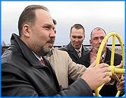 ></p><p class=c_tn>В поселке Холуй Ивановской области губернатор Михаил Мень сегодня поздравлял жителей с радостным событием - пуском газораспределительной подстанции, которая будет снабжать голубым топливом жителей частного сектора. Однако выяснилось, что селяне не слишком активно вступают в кооперативы, и газ поступает только в половину частных домовладений. Тем временем «Газпром» ставит регионам жесткие требования - газификация должна быть всеобщей. </p><p class=c_tn>Газораспределительная подстанция - как маяк среди унылого сельского пейзажа. Губернатора и официальных лиц туда повезли на «УАЗах», журналисты и прочие отправились пешком по грязи и ухабам. Холуйская ГРП - второй объект в области в этом году, пущенный в рамках «газпромовской» программы газификации регионов. </p><p class=c_tn>Газовая нитка к каждому из домовладений обходилась областному бюджету в 100 тысяч рублей. В дом Веры и Александра Вагиных прогресс пришел по подводящим сетям. Полтора года назад они одними из первых вступили в кооператив, полтора года исправно вносили деньги. Пожилые супруги, что называется, зажиточные крепкие хозяйственники. Держат скотину - она главный источник накоплений. Теперь пожинают плоды трудов.</p><p class=c_tn>«Ждали, дождались, как говорится. Уже появилось облегчение в труде. Вот если у меня обязанность была носить дрова, топить котел, теперь у меня надобность отпала в этом. Посмотрел: газовый котел работает. Я сажусь, газету читаю» - сказал Александр Вагин </p><p class=c_tn>Но здесь хорошо знают, как дорог газ к обеду. Разводка в доме, газовый котел, отопительная система - всё устанавливали за свои деньги, без всяких кредитов и льгот. Для чего днем и ночью гнули спину и не покладали рук. </p><p class=c_tn>«Если мы сейчас-то всё буквально вытрясли, что и было у нас маленько, ведь мы уж люди-то пожилые... А где вот одиночка-то найдет. Разве она найдет 30 тысяч с лишком газ провести! Не проведет ни одна женщина. Если дети, вот... У кого-то дети всё-таки работают. Сейчас, чего греха таить, работы-то нет» - сказала Вера Вагина </p><p class=c_tn>На встрече с селянами Михаил Мень пытается объяснить: есть такое дело - график синхронизации. «Газпром» требует, чтобы не менее 80% жителей частного сектора заявили о желании провести газ. Но в Холуе эта цифра - чуть больше половины селян. Остальным новое качество жизни, похоже, не по карману. </p><p class=c_tn>«Те льготы, которые есть, мы, конечно же, будем максимально задействовать. Сейчас мы изучаем возможность, в том числе, и привлечения «Россельхозбанка» относительно газификации села, относительно кредитования частного сектора. Сейчас возможности для этого есть, просто нужно этим заниматься, а людям нужно всю эту информацию максимально доносить» - сказал губернатор Ивановской области Михаил Мень </p><p class=c_tn>Еще один вопрос связан с механизмом расчетов за газ. Ближайший абонентский отдел «Ивановорегионгаза» находится в Юже. </p><p class=c_tn>«С ростом числа абонентов мы решим вопрос. Либо здесь выездные будут проводиться дни обслуживания населения, либо здесь будет человек - это будет решаться в рабочем порядке» -объяснил генеральный директор ООО «Ивановорегионгаз» Сергей Мазалов </p><p class=c_tn>Вообще же неактивных селян просили поторопиться. В будущем году изменятся техусловия на подключение. И тем, кто не успел вступить в кооперативы, газовая цивилизация выльется в совсем другие суммы, чем сейчас. </p><p class=c_tn></p><p class=c_tn></p><p class=c_av>Дмитрий Попов</p>
	
		<div class=