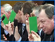 ></p><p class=c_tn>Со следующего года чиновники и депутаты на местах смогут самостоятельно устанавливать размер своей заработной платы. Сегодня соответствующий закон был принят на пленарном заседании Ивановской областной думы. Суммы зарплат будут варьироваться в зависимости от численности населения. Еще один знаковый момент заседания - депутаты приняли документ, который будет гарантировать губернатору достойную пенсию и другие выплаты. </p><p class=c_tn>В отсутствие председателя думы Андрея Назарова, который поехал встречать президента России Путина, заседание провел заместитель председателя областного парламента Валерий Васильев. Большинство законопроектов без лишних обсуждений принимались единогласно. Не встретил никакого сопротивления и документ, который дает чиновникам и депутатам на местах право самостоятельно определять размер собственной заработной платы, командировочных и других расходов. Суммы должны зависеть от численности населения города или района. Чем больше жителей, там выше оклад. Главное, размер зарплаты местных чиновников и депутатов не должен превышать заработок областных парламентариев и членов правительства. Проголосовала «за» принятие документа и постоянный противник подобных законов Наталья Ковалева. </p><p class=c_tn>«Создали мы в своих условиях, органах местного самоуправления, в данном городе или субъекте федерации соответствующий уровень жизни населения. Соответственно мы и будем себе назначать. Вот посмотрим, какую они себе зарплату назначат. Ту, которую депутаты сегодня назначили своим законом, который приняли или они здесь умерят этот пыл», - сказала депутат областной думы Наталья Ковалева.</p><p class=c_tn>Не забыли депутаты и о главе области. Приняли закон, по которому губернатору гарантируются за счет бюджета охрана семьи, имущества и жилища. Кроме того, глава региона будет застрахован на разные случаи жизни, также ему положена компенсация после прекращения полномочий. В течение года по истечении полномочий экс-губернатор будет получать ежемесячно сумму, равную окладу. А самое главное - теперь главе регион гарантирована пенсия в размере до 75 % от его оклада. Тем временем один из немногих вопросов, который вызвал бурное обсуждение депутатов, - это субсидии предприятиям ЖКХ на покрытие убытков. По словам коммунальщиков, получаемые от населения средства меньше потребностей хозяйства. В следующем году дефицит составит порядка полумиллиарда рублей. Эта сумма вызвали у депутатов возмущение.</p><p class=c_tn>«В большинстве котельных не стоят системы учета воды, тепла, того же водоотведения. И поэтому говорить о том, сколько сожжено цистерн мазута и вагонов угля очень затруднительно. Я никого не хочу обвинить из работников ЖКХ, но ведь это прямой путь к злоупотреблению», - сказал  депутат областной думы Александр Ахлюстин. </p><p class=c_tn>Три часа непрерывной работы не выдержала даже система для голосования. На дополнительных вопросах она отказала. Пришлось депутатам достать из портфелей карточки и голосовать вручную. </p><p class=c_tn></p><p class=c_av>Олеся Чирко</p>
	
		<div class=