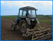 ></p><p class=c_tn>Вопросы учета земель сельскохозяйственного назначения обсуждали сегодня на заседании регионального правительства. Выяснилось, что во всей области официально свой участок зарегистрировало только 1 фермерское хозяйство притом, что крайний срок - 27 января 2007 года. </p><p class=c_tn>Чиновники признаются - земли у нас много, но используется она неэффективно. По причинам объективным и субъективным. Субъективные названы не были, но можно предположить, что виновные субъекты имеют отношение к структурам власти, ответственным за оборот земель. Только на областном уровне таких организаций - 3, не считая законодательного комитета. К объективным причинам учетного беспорядка были причислены федеральные положения, регулирующие регистрацию земель. </p><p class=c_tn>«Создается впечатление, что его создавали люди, которым изначально была поставлена задача, усложнить его до такой степени, что даже если кому-то очень захотелось оформить землю, то, столкнувшись с этими трудностями, он все равно отказался бы от этой затеи», - сказал начальник областного департамента сельского хозяйства Иван Митин. </p><p class=c_tn>«Из 13 предприятий в районе только 2 сделали проект перераспределения земель и упорядочения землепользования на различных правах», - объяснила  зам. главы Шуйского района Наталья Титова.</p><p class=c_tn>Главная трудность - финансовая. Чтобы оформить 1000 гектаров, нужно 300 тысяч рублей. Мало кто из селян решится отдать такие суммы за бумажки, пусть даже и с печатями. В результате оборот земель превратился в тайну, покрытую мраком. Так, в области числятся более 66 тысяч дольщиков-землевладельцев, а земледельцев в губернии - около 10 тысяч. </p><p class=c_tn>«Что это означает? Это означает, что 80% дольщиков в коллективных и фермерских хозяйствах давно потеряли связь с бывшими хозяйствами, а многие уже ушли в мир иной», - сказал Иван Митин.  </p><p class=c_tn>Для того чтобы узнать все про ивановские земли, правительство области решило провести инвентаризацию, для чего будет создано специальное предприятие. Срок на реализацию - 2 года. И только журналисты пытались понять - а зачем была нужна сельскохозяйственная перепись. </p><p class=c_tn></p><p class=c_tn></p><p class=c_av>Сергей Хохлов</p>
	
		<div class=