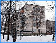 ></p><p class=c_tn>Обитатели, так называемой Жилзоны в Кохме, уже несколько месяцев испытывают перебои с водой. Ее подачу ограничивает предприятие «Строммашина», которому немалые суммы задолжали кохомские коммунальщики. Вода подается в квартиры по часам, и как следствие, люди вынуждены терпеть серьезные бытовые неудобства. </p><p class=c_tn>Вот уже несколько месяцев кохомчане из Жилзоны сравнивают себя с жителями пустыни. В квартиры на первых этажах вода поступает не лучшего качества, а до верхних, вообще, не доходит. Яркий пример выживания в таких условиях - семья Огневых. Ни суп сварить, ни чай поставить лишний раз. Запас воды едва покрывает дно ведерка, а из водопроводного крана струйка ржавой эссенции до 6 вечера. Носить воду из частного сектора тоже проблема. </p><p class=c_tn>«Очень далеко. Надо через дорогу идти, где сельские дома, но там запирают колодцы, и нам не дают воды. Потому-то жилзона большая, все за водой идут. Они говорят: - «Вы у нас все ломаете». И запирают колодцы. Иной раз, попросишь кого-нибудь принести хотя бы бачок, водички попить, придут, скажут: - «Нет. Заперто», - сказала Лидия Огнева. </p><p class=c_tn>Маленький Вадик моется только по выходным, когда воды хватает, и то после того, как сойдет грязь из крана. Ни о каких санитарных условиях речи быть не может. </p><p class=c_tn>«Стирку, вообще, редко когда производим. Потому-то что воды на 5-ом этаже у нас, нет. Когда она есть в выходные дни, у нас тоже не постираешься. Либо ночью, либо рано утром надо вставать», - сказала  Инна Огнева.</p><p class=c_tn>До ближайшей колонки около 500 метров, поэтому и добираются туда лишь самые настойчивые. А пенсионерам или тем, кто сидят с малолетними детьми, приходится ждать милости коммунальщиков. Обитатели Жилзоны хорошо знают, где источник зла. </p><p class=c_tn>«Предприятие «Кохмабытсервис» не оплачивает за воду «Строммашине». «Строммашина» использует нашу воду на технические нужды», - объяснила  Александра Гарбузова.</p><p class=c_tn>Задолженность «Кохмабытсервис» перед «Строммашиной» составляет сейчас более 4 миллионов рублей. Притом, что сами жители должны более 8 миллионов. По словам главного инженера «Кохмабытсервис», вода в нужном объеме в квартиры Жилзоны вернется в понедельник. Об этом коммунальщикам удалось договориться с руководством завода в обмен на обещание погасить хотя бы часть долга. </p><p class=c_tn></p><p class=c_tn></p><p class=c_av>Наталья Мозилова</p>
	
		<div class=