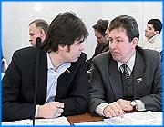 ></p><p class=c_tn>Законодательный марафон наблюдается в Ивановской областной думе. Комитеты собираются практически каждый день, а сегодня по просьбе губернатора было созвано внеочередное пленарное заседание. Главные вопросы - поправки к бюджету текущего года и целевые программы, направленные на помощь правоохранительным органам. Одна из них предусматривает увеличение штатной численности дорожно-патрульной службы. </p><p class=c_tn>В рядах депутатов - ропот - снова внеочередное. Такая практика - бюджетный предновогодний рывок - наблюдается из года в год. Председатель комитета по законности, Владимир Ахлюстин, собирается с этим покончить, провести закон, по которому рассмотрение главного финансового документа области должно проходить в сентябре. Он считает, что распределение работы в законодательном органе должно быть равномерным, а то и до беды недалеко.</p><p class=c_tn>«В прошлом году мы еле успели принять бюджет. Но там были политические события и ситуации, а в этом году - никто не мешал его разработать, в спокойной обстановке рассмотреть и принять его», - сказал  депутат областной думы Владимир Ахлюстин.</p><p class=c_tn>Выяснилось, что на этот раз никакого злого умысла нет. Нежданно-негаданно пришли дополнительные деньги из федерального центра, а оформить их расходование можно только законодательно. </p><p class=c_tn>«Мы как бы может, это и не очень хорошее слово, но как бы мы являемся заложниками чистоты исполнения бюджета перед министерством финансов», - объяснил  начальник областного департамента финансов Александр Грузнов.</p><p class=c_tn>Кроме принятия поправок в текущий бюджет, депутаты решили, что называется, подчистить хвосты перед окончательным утверждением бюджета будущего. Итоговое чтение намечено на последнюю неделю декабря. Главные «хвосты» - программы, нацеленные на помощь правоохранителям - участковым, инспекторам ДПС и наркополицейским. Самым активным было обсуждение помощи дорожно-патрульной службе. В числе прочего программа предусматривает увеличение численности сотрудников. Прозвучали предложение направить средства на закупку оборудования. Но выяснилось, что штат ДПС укомплектован лишь на 40 %, что создает немалые трудности на дорогах. </p><p class=c_tn>«Я как водитель, наверно и вы как водитель довольно-таки частенько сталкиваемся с ситуацией, когда мысленно думаем: если бы здесь был постовой, эту пробочку он разрулил», -сказал зам. председателя областной думы Валерий Васильев.</p><p class=c_tn>Увеличение штата, по мнению авторов программы, позволит сократить очереди в экзаменационную и регистрационную службы областной ГАИ. А потратят на это в 2007 году 16 миллионов рублей, хотя изначально планировались 90 миллионов. </p><p class=c_tn></p><p class=c_tn></p><p class=c_av>Сергей Хохлов</p>
	
		<div class=