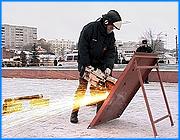 ></p><p class=c_tn>Накануне своего профессионального праздника спасательные службы губернии провели показательные выступления на площади Пушкина областного центра. Эти выступления - своеобразный отчет работы за год. Спасатели не только показали свои профессиональные навыки, но и продемонстрировали новинки специальной техники. </p><p class=c_tn>В считанные минуты ивановские спасатели устранили все неприятности, которые обрушились на площадь Пушкина. Пока одни боролись с огнем, другие - распиливали условные преграды. В этом году, в братстве спасателей пополнение: в Иванове появился городской отряд, поэтому показательные выступления еще и своеобразная отработка навыков. Те, кто из года в год участвуют в театрализованном подведении итогов, говорят, что в реальных ситуациях все происходит так же оперативно. </p><p class=c_tn>«Получается так же, как и на учениях. То есть работают хорошо, сбоев практически не бывает», - объяснил старший инспектор по вождению пожарного автомобиля Юрий Снегирев. </p><p class=c_tn>Те, кто уже отстрелялся, собираются возле военно-полевой кухни. Здесь спасатели обсуждают выступление и специальную технику, парк которой в этом году заметно обновился. Автомобили, краны, катера. Про некоторые образцы говорят с особой гордостью. </p><p class=c_tn>«Это разведывательная машина радиационная, которая проводит химическую разведку в труднодоступных местах. Помимо того, что эта машина двигается по земле, она может передвигаться и по воде, со скоростью 10 километров в час. И машина, в общем-то, незаменима при тушении торфяных лесных пожаров», - сказал  зам. начальника областного управления оперативного реагирования ГО МЧС Михаил Легонин.</p><p class=c_tn>А вот спасатели из Шуйского отряда, существующего более 7 лет, своей техники просто стыдятся. Автомобиль, на котором они приехали, даже не пустили на плац, спрятав подальше от зрительских глаз. Что интересно, он взят напрокат. Говорить о своих проблемах перед объективом телекамеры шуяне отказались, сославшись на печальный опыт одного из своих коллег. Его вынудили перейти на другую работу, поскольку он имел неосторожность рассказать самому Шойгу о технической базе Шуйских спасателей. </p><p class=c_av>Наталья Мозилова</p>
	
		<div class=