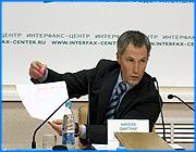 ></p><p class=c_tn>Экономика Ивановской области достаточно разогрета и продолжает ритмично развиваться. Так  на пресс-конференции охарактеризовал состояние дел в губернии первый заместитель председателя областного правительства Дмитрий Михеев. Он сообщил, что по темпам роста производства в этом году наша губерния выбилась в лидеры. Деловая привлекательность области будет расти, уверен чиновник, в том числе благодаря инвесторам.</p><p class=c_tn>Первая индивидуальная пресс-конференция Дмитрия Михеева затянулась почти на 2 часа. Чиновник старался детально объяснить журналистам, как обстоят дела в экономике губернии. Иногда для большей доходчивости он даже прибегал к формулам. По словам Михеева, за этот год по росту промышленного производства Ивановская область выбились в лидеры среди других областей ЦФО. Так, в строительстве объем освоенных средств - 6 миллиардов рублей. Увеличилась начисленная зарплата населения, в ноябре она составила почти 7 тысяч рублей. Однако темпы роста изменить средние показатели по ЦФО пока не могут. Причина - состояние экономики, доставшейся от предыдущей власти. Чиновник уверен, что ситуацию удастся урегулировать, в том числе при помощи инвесторов. В этом году было рассмотрено около 20 проектов. Реализация большинства из них запланирована на следующий год, в том числе строительство ресторана «Макдональдс». То, что он разместится у кинотеатра «Современник» уже решено. </p><p class=c_tn>«Последнее поручение губернатора - начать оформление землеотвода. Компания здесь будет в начале следующего года для оформления земельного участка. Расчетный срок строительства - это 7 месяцев»,- сказал  1-й зам. председателя правительства Ивановской области Дмитрий Михеев.</p><p class=c_tn>В числе уже реализованных проектов Михеев называет реконструкцию комбината детского питания. По заверениям чиновника, первая продукция будет произведена в марте следующего года. И, пожалуй, самое главное событие года уходящего - завершение первого этапа восстановления аэропорта «Южный». На май запланированы первые рейсы авиатакси. Но на этом покорение воздушных просторов правительство заканчивать не намерено. В планах организовать в губернии сборку вертолетов типа «Ми-2». </p><p class=c_tn>«Эта ниша очень перспективна для Ивановской области. Здесь увязываются многие параметры. Это возможность промышленной сборки, наличие квалифицированных трудовых ресурсов. Это наше авиапредприятие, которое обслуживает самолеты, которое действует», - добавил Дмитрий Михеев.</p><p class=c_tn>Чтобы в будущем более успешно реализовывать инвестиционные проекты, правительство области намерено повышать квалификацию чиновников - экономистов. В следующем году, по словам Дмитрия Михеева, группа из 6 человек, в ее составе и госслужащие из районов, отправятся на обучение в Австрию. </p><p class=c_av>Олеся Чирко</p>
	
		<div class=
