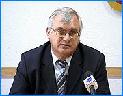 ></p><p class=c_tn>Глава Иванова Александр Фомин считает преждевременными заявления членов областного правительства о том, что «Макдоналдс» будет построен у кинотеатра «Современник». Пока мэр такого разрешение не дал. Об этом Фомин заявил на пресс-конференции, посвященной итогам работы администрации в уходящем году. Одной из главных тем стал вопрос повышения тарифов на коммунальные услуги. </p><p class=c_tn>За минувший год, по словам Фомина, город сделал большой шаг вперед в различных сферах хозяйствования. Даже вечно убыточные муниципальные предприятия удалось вытащить из долговой ямы. Тот же МУП «Ивгортеплоэнерго» закончит год с прибылью. Только на снижении процентных ставок по кредитам это предприятие сэкономило 18 миллионов рублей. Потери на теплотрассах, за счет ремонта 20 километров труб, удалось значительно сократить. Между тем в следующем году тарифы на коммунальные услуги все же вырастут в среднем на 8,6%. Но это показатель с учетом платы по всем строкам в квитанции об оплате. При раскладке средней суммы получается, что горячая вода и тепло подорожают на 15% и 10% соответственно. Рост тарифов Фомин объясняет повышением цен на ГСМ, электроэнергию и химочищенную воду. Новые цены - это шаг вынужденный, уверяет мэр. </p><p class=c_tn>«Когда мы это посчитали, мы поняли, что мы можем сделать. Мы либо сведем на ноль инвестиционную программу и в следующем году не поменяем ни километра труб либо посадим предприятие в убыток. Я никогда не говорил, что они не повысятся. Вот так прямо - тарифы не повысим. Потом раз взяли и повысили. Я сказал, что мы сделаем все возможное, чтобы их не повысить или выросли минимально», - сказал глава г. Иваново Александр Фомин.</p><p class=c_tn>Фомин подвел итоги и в части реализации инвестиционных проектов. Многие из них, как, например, ввод в эксплуатацию 2-го корпуса «Серебряного города», можно назвать успешными. Однако некоторые предложения инвесторов пока не находят одобрения у городской власти. Речь идет, в частности, о строительстве ресторана «Макдоналдс» у кинотеатра «Современник». Фомин опровергает заявления членов правительства, что это место уже практически отдано известной компании. По словам мэра, до сих пор не решен вопрос о том, кто будет перекладывать коммуникации. Кроме того, нельзя не брать в расчет </p><p class=c_tn>«По этому месту у нас есть масса вопросов, которые пока мы не снимем, мы там соглашения не дадим. Хотим напомнить, что все-таки городской землей распоряжается администрация города», - добавил Александр Фомин.</p><p class=c_tn>Поделился Фомин и планами на будущее. По словам мэра, в 2009 году учителя смогут полностью получить компенсацию за книгоиздательскую продукцию. К тому времени власти планируют собрать всю необходимую сумму. А это более 250 миллионов рублей.</p><p class=c_av>Олеся Чирко</p>
	
		<div class=