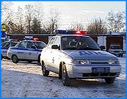 ></p><p class=c_tn>Автопарк областной ГИБДД сегодня пополнился сразу на 30 служебных автомобилей. Такой подарок сделало под новый год сотрудникам ДПС правительство Ивановской области. Новые «Жигули» получили инспекторы из разных районов губернии. Милиционеры уверены, что увеличение патрульных машин качественно повлияет на сокращение ДТП на дорогах губернии. Вручение автомобилей, несмотря на холод, прошло по всем правилам. Построение, выступление главного милиционера области Александра Забегалова и представителей областной власти. На этот раз от лица правительства выступил начальник управления региональной безопасности Олег Егоров. Чиновник, который реже других попадает в объективы телекамер. Новогодний подарок сотрудникам ГИБДД обошелся казне Ивановской области в 14 миллионов рублей. Большее количество спецтранспорта получили Ивановские и Кинешемские инспекторы. Примечательно, что все «десятки», за исключением одной, остались в областном центре. Разделение, уверяет милицейское руководство, происходило с оглядкой на состояние автопарка и оперативную обстановку на дорогах. </p><p class=c_tn>«Если у нас на дорогах Иванова самое большое количество ДТП, то в батальон и в роту отдано значительное количество транспорта - для того, чтобы население увидело, что есть сотрудники ГИБДД. Сами видите, что часто в сложных погодных условиях порой сложно увидеть наряд ГИБДД, поскольку постоянные ДТП, и они отвлекаются на эти вопросы», - сказал  начальник УВД области Александр Забегалов.</p><p class=c_tn>Обкатка прошла удачно. Милиционеры не без гордости проехались перед коллегами, которые и в этот момент не забыли о своих служебных обязанностях. Инспектор из Фурмановского района Владимир Исаков решил технический осмотр не откладывать. То, что ему вручили семерку, а не десятку, его не расстроило. Сегодня на весь район, говорит Владимир, всего 3 машины ДПС. </p><p class=c_tn>«Бывает так, что в районах автомобили ГАИ выполняют какие-то другие функции - помогают другим службам. Приходится отвлекаться на эти мероприятия. Не хватает на дорогах машин. Я думаю, теперь мы сможем более полно выполнять наши функции. В частности, сопровождать детей в цирк, в драмтеатр в Иванове», - сказал  инспектор ДПС ОВД Фурмановского района Владимир Исаков.</p><p class=c_tn>Получив зимнюю резину, инспекторы разъехались по местам службы. Но вскоре они вновь вернуться сюда за пополнением. Уже в ближайшее время, по словам милицейского руководства, в область поступят еще 17 оборудованных машин. Олеся Чирко </p><p class=c_tn></p><p class=c_av>Олеся Чирко</p>
	
		<div class=