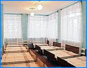 ></p><p class=c_tn>Сегодня в Иванове, после комплексного ремонта, вновь открыт детский сад № 71. Ещё 3 месяца назад, когда в одной из спален, обрушился потолок, здание было признано аварийным. Но уже после новогодних каникул дошкольное учреждение приступит к работе в своём обычном режиме. </p><p class=c_tn>Ремонта этот детский сад требовал уже давно. Но, как водится, долго ничего не происходило, хотя все знали о том, что над детьми нависают гнилые потолочные балки. Лишь после того, как в сентябре этого года рухнул потолок, дело сдвинулось с мёртвой точки. Садик закрыли, городским властям пришлось срочно изыскивать средства - всего более 3 миллионов рублей, и в сравнительно короткие сроки детям восстановили их второй дом. </p><p class=c_tn>«Мы собрались с родительским комитетом, ходили в администрацию просили оказать помощь в ремонте детского учреждения, потому что своими силами сделать это непозволительно, средств нет», - сказала  председатель родительского комитета Елена Казначеева.</p><p class=c_tn>Самым сложным, оказалось, пристроить 80 воспитанников в соседние и без того переполненные детские сады. Старшую группу разместили в спортивном зале дошкольного учреждения № 139. Гостям приходилось просить игрушки у хозяев, а в туалет ходить в соседнюю группу. Детей приятно удивило то, как стали выглядеть их новые спальни. Малыши радуются всему: родным стенам, новым шкафам, люстрам и игрушкам. А сегодня сюрпризом стало ещё и сказочное представление кукольного театра. Хотя до идеала детскому садику далеко. Предстоит еще восстановить фасад, отремонтировать коридоры. Но в будущем году всё здесь доведут до ума, пообещал глава города Александр Фомин. Дойдут ли у властей руки до остальных детских садов. </p><p class=c_tn>«Я считаю, что подремонтировать или отремонтировать нужно практически все 120 учреждений. В садиках мы будем восстанавливать веранды, ремонтировать, поддерживать, а самое главное, первое, куда пойдут достаточно большие средства, это обеспечение пожарной безопасности. Мы не хотим повторения горького опыта в учреждениях других регионах», - сказал  мэр г. Иваново Александр Фомин. </p><p class=c_tn>Мэр отметил, что при верстке бюджета на 2007, а его сегодня окончательно приняла городская дума, состояние муниципальных дошкольных учреждений было учтено и средства на реконструкцию заложены. </p><p class=c_av>Ксения Доринова</p>
	
		<div class=