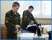 ></p><p class=c_tn>Двое юных воспитанников кинешемской бригады радиационно-химической защиты побывали на новогодней елке Министра обороны в Москве. Почему Игорь Смуга и Паша Герешенко удостоились такой чести и о чем мечтают ребята, которым воинская казарма на время заменила дом?</p><p class=c_tn>В день отъезда мальчишки тщательно отглаживали каждую складку на парадной форме. Чтобы всё было по уставу, нужно еще успеть нашить погоны на кители. Форма, впрочем, слегка великовата - в химбригаде 13-летние Игорь и Паша самые малорослые воспитанники. Сюда оба они были зачислены 1 сентября, и обоих в бригаду привели сложные жизненные обстоятельства. Игорь недавно остался сиротой, у Паши при исполнении служебных обязанностей погиб отец. Поездка на елку, по их признанию, - это и возможность заглянуть в большой мир, и, быть может, увидеть самого министра обороны, и, конечно, шанс завести новых друзей. </p><p class=c_tn>«Будем стремиться знакомиться со всеми. У меня здесь друзей вообще никого нет, кроме воспитанников. Я так-то живу в Ульяновске. Там нигде так не бывал, в Москве очень хотелось побывать», - сказал  Паша Герешенко.</p><p class=c_tn>В кинешемской химбригаде, едва ли не первыми на территории постсоветской России, возродили институт «сынов полка». В Минобороне прослышали о здешних воспитанниках, и в декабре сюда наведался чиновник из министерства - с его легкой руки этот новый год для Игоря и Паши станет особенным. Приученные к воинской дисциплине, мальчики даже праздник воспринимают не как обещание чудес, а как опыт самопреодоления. </p><p class=c_tn>«Я выбрал в жизни цель. К ней стремлюсь. А каждый новый год думаю, что у меня будет всё лучше получаться. - А что это за цель? - Эта цель - вырасти, чтобы у меня в жизни всё было хорошо, чтобы я выучился и был каким-нибудь ученым», - сказал Игорь Смуга.</p><p class=c_tn>До той поры химбригада заменит этим ребятам дом и станет по-своему школой жизни, где все чудеса добываются только усилием воли. </p><p class=c_av>Дмитрий Попов</p>
	
		<div class=