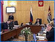 ></p><p class=c_tn>Исполнительные власти Ивановской области разработают стратегию социально-экономического развития губернии до 2020 года. В будущем этот документ станет базовым для формирования более краткосрочных программ, в том числе в районах губернии. Методы и варианты возможных участников разработки стратегии обсуждались на заседании областного правительства. </p><p class=c_tn>В отсутствии губернатора Михаила Меня, находящегося в Москве, заседание провел его первый зам. Олег Вавилов. Предновогоднее настроение, несмотря на глобальность обсуждаемого вопроса, выражалось не только в поздравлениях выступавших. Между тем, стратегия развития губернии до 2020 года - комплекс документов - весьма значимый, а потому серьезность все же возобладала. По словам начальника областного департамента экономического развития и торговли Владимира Сокова, на базе стратегии, включающей основные приоритеты развития региона, будут формироваться более краткосрочные программы, в том числе в муниципалитетах. По словам гостей заседания - чиновников из Минрегионразвития России, сами власти губернии заниматься разработкой стратегии не должны. </p><p class=c_tn>«Сама разработка и ведение этой работы все-таки лучше, наверное, доверить специализированным организациям, которые, в общем, не заинтересованы, незамыленным глазом, со стороны могут такой документ адекватно разработать. Такие организации сейчас есть в стране, их около десятка. Выбор можно какой-то сделать», - сказал  начальника департамента социально-экономического развития Минрегионразвития РФ Максим Перов.</p><p class=c_tn>Это предложение встретило протест со стороны глав районов. Замыленный глаз, по их мнению, это для нашей губернии, по крайней мере, не актуально. Кроме того, уверены чиновники на местах, никто лучше их самих не сможет оценить нынешнее состояние экономики губернии и разработать план ее развития. </p><p class=c_tn>«Нам активно надо использовать практиков, создать группу экспертов и консультантов, разработчиков. Взять туда и промышленников, и представителей современного бизнеса, представительные власти и депутатский корпус. Вообще, чтобы эта программа была разработана, как результат коллективного разума, но основанная на нынешних реалиях», - сказал  глава г. Тейково Александр Гончаров.</p><p class=c_tn>На разработку стратегии в бюджет следующего года уже заложено 2 миллиона рублей. Олег Вавилов настаивает, что с формированием основных положений нужно поторопиться, в первую очередь комплексам и департаментам правительства. До февраля чиновники уже должны представить свои наработки. В марте Михаил Мень будет отчитываться на заседании Правительства России, и стратегия развития области для весомости доклада должна быть обязательно. </p><p class=c_tn></p><p class=c_av>Олеся Чирко</p>
	
		<div class=