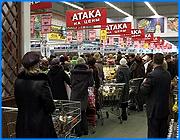 ></p><p class=c_tn>Чем ближе к празднику, тем длиннее становятся очереди в крупных ивановских торговых центрах. По мнению менеджеров магазинов, предновогодний ажиотаж подогревают всевозможные акции компаний-производителей. В особенности отличились алкогольные дилеры.   </p><p class=c_tn>Инна Вислова, как сама признается, к промоакциям компаний-производителей относится равнодушно. Она не собирает кофейные и пивные крышки, чтобы выиграть майку или кепку с фирменным логотипом. Недавно случайно нашла под крышкой алкогольного напитка монетку из серебра. Говорит, что эта приятная находка разбудила в ней покупательский азарт. </p><p class=c_tn>«Мы недавно всей семьей отмечали семейный праздник. Я брала алкогольную продукцию. Открыла бутылку, а там была монетка серебряная. Пришла сегодня на новый год купить такую же продукцию и, надеюсь, теперь выиграть золотую медальку», - сказала Инна Вислова.</p><p class=c_tn>Менеджеры магазинов утверждают, что именно подобные акции подогревают и без того раскаленный потребительский ажиотаж. С прилавков сметают практически все. Особенное внимание к алкогольным витринам. Золото или серебро, обнаруженное под крышкой,- всегда приятно, но это не самое главное. Важно, что в крупных торговых точках можно купить легальную алкогольную продукцию. С ним, как поговаривают алкодилеры, в России могут возникнуть проблемы. Причина - в изменении правил учета производства и оборота алкоголя. Одно из последствий - дефицит легальной водки в России, возникший еще летом этого года. Покупатель Владимир Шелыков что-то об этом слышал, но не помнит, что. На всякий случай решил запастись алкоголем не только на праздники, но и на следующий год. Покупает продукцию местного производителя. Говорит, что так надежнее. </p><p class=c_tn>«Сейчас много подделок, и я решил, чтобы сохранить здоровье семьи и свое запасаться качественной водкой», - объяснил Владимир Шелыков.</p><p class=c_tn>Местные производители, хоть и обеспокоены новыми правилами учета алкоголя, но работать хуже от этого не стали. Настаивают, что качественного алкоголя, крепкого и не очень, в праздники хватит всем. </p><p class=c_tn>«Среди местных производителей мы одни единственные. У нас достаточно продукции, чтобы обеспечить спрос на качественную алкогольную продукцию. У нас достаточно и марок, и проблем у предприятия с этим нет», - сказал коммерческий директор ОАО «Шуйская водка» Владимир Захаржевский.</p><p class=c_tn>По словам производителей спиртных напитков, всевозможные промоакции и скидки - дополнительный стимул для покупателей приобретать легальный алкоголь. Тем более золотая или серебряная монетка, да еще найденная под крышкой бутылки с водкой, для нашего потребителя - двойное удовольствие. </p><p class=c_tn></p><p class=c_av>Мария Покровская</p>
	
		<div class=