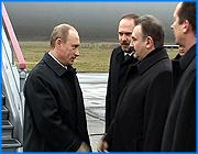 ></p><p class=c_tn>Наиболее заметные политические события этого года в Ивановской области зачастую носили экономический характер, касались инвестиций, социальной сферы. Что в общем–то неудивительно. Именно эти направления были объявлены в губернии приоритетными. А еще год запомнился визитами высокопоставленных федеральных чиновников и звезд шоу-бизнеса. </p><p class=c_tn>Региональные политики в год Собаки были в ударе. И политическая жизнь била ключом. Политика была во всем и повсюду. Не скандальная, но наполненная множеством смыслов. Благодаря политикам, даже губернский лексикон пополнился. Кто не помнит: «долговая масса управляема» или более популярное «московская динамика». Это про работу, конечно, и намек на нашу провинциальную нерасторопность. Еще на инаугурации Михаила Меня его бывший шеф Юрий Лужков сказал, что Иваново теперь ему стало, как родное. И уже в апреле между субъектами было подписано соглашение, которое станет, наверное, историческим. </p><p class=c_tn>«Мы несем определенную моральную ответственность за то, чтобы многие процессы, которые мы освоили в Москве, развивались по-доброму, в интересах граждан наших российских и в интересах жителей вашей области», - сказал  мэр г. Москва Юрий Лужков. </p><p class=c_tn>Почти сразу в губернию устремились столичные денежные потоки и сделали свое дело. Строительство микрорайона «Московский», 40 тысяч квадратов на первом этапе, и восстановление многострадального ивановского аэропорта, с бюджетом в несколько миллиардов. Это пилотные проекты. </p><p class=c_tn>«Перспективы у нас есть для развития и перспективы очень серьезные и один из значимых факторов - межрегиональное сотрудничество и в первую очередь - с правительством г. Москвы», - отметил губернатор Ивановской области Михаил Мень.</p><p class=c_tn>В мае древесные короли из «Эггера» в Шуе встречали с шампанским Михаила Меня на торжественное открытие завода. Говорили, что именно благодаря губернатору закончились приключения австрийцев в России. </p><p class=c_tn>«Сегодняшний запуск крупнейшего предприятия, такого как Эггер, является лакмусовой бумажкой. Является важнейшим показателем того, как мы работаем с иностранными инвесторами», - сказал  Михаил Мень.</p><p class=c_tn>1-го июня по приглашению губернатора в Иванове приземлился звездный десант Первого канала. Они специально приехали, чтобы поздравить воспитанников детских домов с Днем защиты детей и устроить для них праздник. Звезды веселились, звезды шутили, звезды зажигали, - в общем, работали честно. Таня Овсиенко даже на обед опоздала, - дети оказались важнее. </p><p class=c_tn>«Есть какие-то приоритеты, которые в своей жизни выстраиваешь. Покушать мы всегда успеем, а такое все-таки бывает раз в год благодаря Первому каналу, это уже не первый год. Поэтому это главнее, это важнее», - сказала певица Таня Овсиенко.</p><p class=c_tn>«Дети очень все воспитанные, все говорят «Спасибо», «Пожалуйста», никто не рвется - организованные, очень добрые, вот мы с Адель очень подружились. Считаю, что такой день нужно делать каждый день праздник детям, а не только 1 июня. Если есть такая возможность, пусть они им помогают, как мы!», - добавила  Глюкоза. </p><p class=c_tn>В октябре в область приехал заместитель руководителя Администрации Президента Владислав Сурков. Зачем приехал - один Кремль точно знает. Но известно все же, что «серый кардинал» российской политики пообщался с губернатором. С представителями своего детища - организацией «НАШИ». И в завершение визита - с местной партийной элитой. По итогу приезда - никаких комментариев. Всю осень партии «Родина», «Пенсионеры» и «Жизнь» долго и мучительно объединялись. Все вышло как-то неловко и не интеллигентно, со скандалами и разделом шкуры неубитого медведя. Между тем в народе объединение прозвали неблагозвучным -«Жиропень» - жизнь, родина, пенсионеры. В середине декабря, как снег на голову, на губернию обрушился Президент Владимир Путин. Отец нации динамично осмотрел фаллический символ России - мобильный ядерный комплекс «Тополь М» в Тейкове - и также оперативно покинул регион. Местные политики были напряжены, но, оказалось, зря. Путин на губернию смотреть не стал. Потом пришла зима. Плохая ли, хорошая, такая, какая есть. Синоптики до сих пор осторожничают с прогнозом, как поведут себя стихии в новогоднюю ночь. Опасаются, что погода подложит свинью. </p><p class=c_tn></p><p class=c_av>Андрей Кузьмичев</p>
	
		<div class=