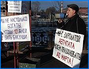 ></p><p class=c_tn>Перенести новогодние каникулы на май. С такой инициативой выступил поэт Владимир Черкашов на акции, проведенной на площади Пушкина в Иванове. Он полагает, что длительные неоплачиваемые праздники зимой бьют по кошельку и здоровью. Не смотря на здравые доводы Владимира Черкашова, ивановцы без энтузиазма отнеслись к идее переноса каникул на весну. </p><p class=c_tn>Лучше закладывать будущий урожай, чем на последние деньги закладывать за воротник. Столь емко мотивировал Владимир Черкашов свою идею переноса каникул на весну. Его бунтарско - поэтический гнев косвенно направлен на чиновников. Они, по его мнению, явно не с нищенскими зарплатами, - могут праздновать хоть до марта. </p><p class=c_tn>«Кому выгодны эти длительные новогодние каникулы - только депутатам и чиновникам. Имея огромные зарплаты, они могут отдыхать на любых курортах мира», - сказал Владимир Черкашов.</p><p class=c_tn>Владимир Черкашов с азартом пытается собрать подписи под обращением в государственную думу. Собственных книг поэт вопреки обыкновению, не раздает. Говорит, осталось мало экземпляров. Утомленные праздниками ивановцы на его призывы реагируют вяло. Кто-то из прохожих замечает, что, мол, по голове поздно давать - каникулы позади. Лучше поздно, чем никогда,- философски замечает Черкашов и его соратники. Тем более новые зимние каникулы не за горами, уже через год. Впрочем, у акции есть и сторонники. Среди них - молодежь, пенсионеры и знакомые поэта - бунтаря, такие как Константин Волков. </p><p class=c_tn>«Я работаю охранником, так что эти праздники на меня особо не распространяются. У нас график от этого не меняется, но я за то, чтобы выходные были в мае, когда люди могут обрабатывать свои огороды»,  - сказал Константин Волков.</p><p class=c_tn>Перенос каникул с января на май для Черкашова не только общественное, но и личное дело. Признается, что каникулярное время сильно отразилось и на его семейном бюджете. </p><p class=c_tn>«У меня жена - медик. Она просидела дома с 31 декабря по 8 января включительно, и знаете, этот вынужденный простой в ее работе очень существенно сказался на нашем семейном бюджете», - отметил  Владимир Черкашов.</p><p class=c_tn>Подписи под обращением за перенос каникул Черкашов отправит в государственную думу. Он верит, что здравый смысл в народных избранниках возобладает. Хотя огороды у них вряд ли есть. </p><p class=c_tn></p><p class=c_av>Мария Покровская</p>
	
		<div class=