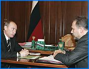 ></p><p class=c_tn>В.ПУТИН: Как год закончился, какие планы? </p><p class=c_tn>М.МЕНЬ: Уважаемый Владимир Владимирович, за прошедший год удалось достаточно глубоко изучить социально-экономическую ситуацию в регионе, посмотреть. Стало понятно, что достаточно непростые годы были для региона. В первую очередь, это связано с моноструктурой промышленного производства. Текстильная промышленность довольно серьезный занимала участок в доходной части нашего бюджета и вообще ВРП. С учетом вот этих обстоятельств, сделали некоторые выводы, начали работать. О каких-то успехах говорить рано, но точки роста определенные есть. Первое, что могли мы сделать, мы за год провели первый этап восстановления Ивановского аэропорта. Аэропорт строился в свое время как межрегиональный, кустовой, это связано с тем, что достаточно хорошая логистика у нашего региона. Полоса 2,5 километра, мы ее полностью сейчас восстановили.</p><p class=c_tn>В.ПУТИН: Ту-154 садятся?</p><p class=c_tn>М.МЕНЬ: 154-е садятся и есть в планах второй очереди удлинение полосы для того, чтобы можно было 76-е машины сажать, и уже с точки зрения грузоперевозок запускать этот аэропорт. Часть терминала отремонтировали, сделали возможность для осуществления полета бизнес-авиации, то есть воздушного такси, которое планируется у нас с лета этого года. </p><p class=c_tn>Еще несколько серьезных точек мы сделали. Открыт наконец-то завод «Эггер». Это австрийская компания, которая у нас строила деревоперерабатывающий завод. Там было достаточно много нерешенных еще проблем, когда мы пришли в регион. Сейчас все вопросы решены, в мае «Эггер» запущен, работает успешно и сейчас они выходят на начало строительства второй очереди.</p><p class=c_tn>Нам удалось поднять инвестиционную привлекательность региона, в том числе даже сама информация о реконструкции аэропорта, повлияла серьезно на это. Создали принцип «одного окна» по работе с инвесторами. Это тоже дало свой результат. Даже многие крупные торговые сети, которых не было раньше в Ивановской области, сейчас стали к нам приходить. И добились определенного результата, по оценке Минэкономразвития, мы поднялись с 46-го на 19-е место по рейтингу инвестиционной привлекательности. Мы понимаем, что это определенный аванс, но сейчас все делаем для того, чтобы вот такую высокую оценку оправдать и дальше двигаться.</p><p class=c_tn>В.ПУТИН: Это точно аванс, потому что сроки строительства, сроки получения разрешения на строительство в Ивановской области очень большие.</p><p class=c_tn>М.МЕНЬ: Очень большие.</p><p class=c_tn>В.ПУТИН: 4 года.</p><p class=c_tn>М.МЕНЬ: Мы сейчас меняем эту ситуацию в корне. Она связана во многом с разными юридическими препонами, которые стояли на пути у инвесторов. Сейчас мы составили минимальный список и его обсудили на заседании правительства Ивановской области, будем стараться изменить эту ситуацию до максимально возможно сокращенной.</p><p class=c_tn>В.ПУТИН: Михаил Александрович, инфраструктура – это крайне важно, это очень правильно, что вы этим занимаетесь, но есть и проблемы, прежде всего, в здравоохранении. Во-первых, недофинансирование из областного бюджета соответствующих программ и, я думаю, как одно из следствий — высокая смертность трудоспособного населения, выше чем в среднем по стране в полтора раза.</p><p class=c_tn>В.МЕНЬ: Да.</p><p class=c_tn>В.ПУТИН: В том числе и материнская смертность.</p><p class=c_tn>В.МЕНЬ: У нас, к сожалению, самые высокие показатели по кардиологическим моментам, связанным со смертностью, и по онкологии мы занимаем одно из первых мест, к сожалению, в Центральном федеральном округе. Сейчас мы активно включились очень в нацпроект «Здоровье». Мы получили 76 машин Скорой помощи. Это практически дало нам возможность обновить половину парка. Мы сейчас вернули практически всех участковых врачей. У нас больше нет пробела, практически 100 процентов вот за этот год. У нас проблемы есть, но по демографии маленький плюс есть: 255 плюсом ребятишек родилось за прошлый год.</p><p class=c_tn>В.ПУТИН: Какова ситуация на текстильных предприятиях?</p><p class=c_tn>М.МЕНЬ: На текстильных предприятиях ситуация положительно изменилась. Проблема заключалась в том, что текстильные предприятия у нас имели узкий станок, то есть они были вынуждены продукцию сшивать. Сейчас практически все крупные предприятия перевооружились на широкий станок. И по индексу промышленного производства, у нас 112,4 процента на период с января по октябрь, по российской статистике. Это хорошая цифра, она связана с тем, что, в первую очередь, это был и текстиль, помимо  машиностроения, которое у нас довольно мощное, и энергетики. Но все равно это во многом текстиль.</p><p class=c_av>Kremlin.RU</p>
	
		<div class=