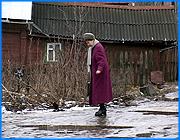 ></p><p class=c_tn>Аномально высокая для января температура оказалась причиной всплеска травматизма в городах области, в первую очередь в Иванове. Число упавших и получивших травмы граждан возросло примерно в полтора раза. Больше других страдают пожилые люди. Оказывается, что в лечении разнообразных травм все большую популярность приобретают нетрадиционные методы, порой откровенно сомнительные. </p><p class=c_tn>В ивановском травмпункте № 1 - горячая пора. Растаявшие тротуары стали причиной роста числа травм. В отличие от обычных 30, сейчас обращаются до 50 человек в день. </p><p class=c_tn>«Расчищенные участки остаются только на дорогах, а тротуары - это сплошной ледовый каток. И в связи с этим идет вспышка травматизма, особенно сейчас, когда люди после продолжительных каникул вышли на работу, увеличилась их двигательная активность», - объяснил  врач-травматолог Александр Котляров.</p><p class=c_tn>Обманчивая видимость растаявшего снега не вполне отражает реальную дорожную картину. Большинство периферийных тротуаров покрыты льдом. Ходьба по опасным тропинкам требует недюжинной координации, реакции и ловкости. Александру Ивановичу не повезло. Он упал, пока шел в магазин. Теперь - он пациент травмпункта. Похожая ситуация и у следующей посетительницы. Галина тоже поскользнулась. После бессонной от боли ночи пришла к доктору. По словам травматологов чаще всего случаются переломы лучевой кости и травмы в области голеностопного сустава. У пожилых часто ломается шейка бедра. Впрочем, наряду с проблемой номер один - скользкими дорогами - доктор Котляров отмечает и другую беду. Треть, а зачастую и половина обратившихся, начинают заниматься самолечением. </p><p class=c_tn>«Очень часто, независимо от локализации травмы, к нам поступают больные, которые пытаются лечиться так называемой уринотерапией, компрессами с целебной мочой. От этого лечения наблюдаем одни недостатки и осложнения», - добавил Александр Котляров.</p><p class=c_tn>По словам врачей иногда, в надежде на чудесное исцеление, пациенты прикладывают повязки и к открытым ранам. Лидия Сухова последствия травмы решила начать лечить известным народным средством. </p><p class=c_tn>«Всю ночь прикладывала мочу. Сначала ничего не было, а вечером уже распухло и не шевельнуться было», - сказала Лидия Сухова. </p><p class=c_tn>Несмотря на убеждения доктора Лидия Васильевна не разуверилась в народном методе. Затрагивая юридическую тему, врачи констатируют, что, как правило, в своих травмах люди никого не винят. За последние полгода в этом кабинете не припомнят пациента, которому понадобилась справка для судебного иска. </p><p class=c_tn></p><p class=c_av>Елена Бедяева</p>
	
	    <div class=