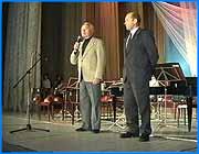 ></p><p class=c_tn>В городском Центре культуры  прошёл сегодня концерт для ветеранов войны и труда. По просьбе городского совета ветеранов, праздничную программу организовало Ивановское училище культуры. Поздравить пожилых с наступающим Новым годом пришёл и недавно избранный глава города Александр Грошев. Подобные концерты проводятся один раз в месяц на протяжении вот уже одиннадцати лет. И  каждый раз в зале не бывает свободных мест. Ветераны говорят, что у них осталось слишком мало времени, чтобы упустить возможность пообщаться. В этом концерте выступали воспитанники Ивановского училища культуры. Поздравить пожилых людей с наступающим Новым годом пришёл и мэр города Александр Грошев. Он убеждён, что все эти люди заслужили гораздо больше того, что имеют на сегодняшний день. На концерт Александр Васильевич пришёл в полном одиночестве, без помощников и заместителей. Затем сдал своё пальто в общий гардероб. На вопрос журналистов, почему он пришёл один, Грошев сказал следующее: «Сократил трёх заместителей». Открывает представление оркестр народных инструментов. Ветераны оказались внимательными слушателями. На протяжении каждого выступления в зале тишина и внимание к происходящему. Звучит классическая музыка, песни военных лет и стихи, тоже о войне.</p><p class=c_tn>Следующий концерт для ветеранов пройдёт 11 января, уже в будущем году и в следующем тысячелетии. Все эти люди снова придут в зал, займут свои места, потом долго будут говорить друг с другом. По их словам общение это то, чего им так не хватает дома. Это то,  без чего груз старости становится ещё тяжелее.   </p><p class=c_tn></p>
	
		<div class=