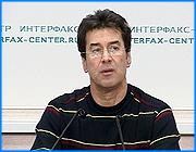 ></p><p class=c_tn>Перспектива развития футбольного клуба «Текстильщик-Телеком» - так была обозначена тема пресс-конференции, но о будущем команды говорили немного, и вся встреча с журналистами была больше посвящена представлению нового главного тренера команды Анатолия Давыдова. </p><p class=c_tn>В прошлом чемпион СССР в качестве игрока, обладатель Кубка России в роли тренера «Зенита» Анатолий Давыдов и президент ивановского клуба «Текстильщик» Сергей Пахомов сегодня избежали традиционной в таких случаях процедуры подписания контракта на глазах многочисленных журналистов. Но заместитель губернатора особо подчеркнул, что трудовое соглашение с Давыдовым было заключено всего за несколько часов до начала пресс-конференции. Контракт с новым главным тренером будет действовать пока только год, его финансовую сторону раскрывать не стали, зато посчитали необходимым обменяться взаимными комплиментами. </p><p class=c_tn>«Та программа, которая была представлена Анатолием Викторовичем, нас полностью устроила. Хочу вам сказать, что мы удовлетворены и полны надежд на то, что следующий год «Текстильщика» в новой ипостаси участника первой лиги будет удачным»,- сказал президент ФК «Текстильщик-Телеком» Сергей Пахомов.</p><p class=c_tn>«Руководство, я чувствую, готово идти навстречу. Самое главное, что есть определенные гарантии стабильности финансирования. Это очень важно для результата», - сказал главный тренер ФК «Текстильщик-Телеком» Анатолий Давыдов.</p><p class=c_tn>Вопросов новому наставнику «Т-Т» было задано немало, но конкретики в ответах пока явно недостаточно. Слишком мало Давыдов знаком с командой, игру победителей западной зоны 2 дивизиона изучал только на видеокассетах. Впрочем, полученной информации уже достаточно, чтобы начать серьезную селекционную работу. Сейчас на просмотре находятся 4 новых футболиста, завтра подъедут еще 5. Вообще ротация в составе будет продолжаться до конца чемпионата и за этот год через сито отбора пройдет не меньше полусотни футболистов. Что касается задачи на сезон, то золотых медалей в первом дивизионе Анатолий Давыдов, конечно, не обещал, но и роль аутсайдера турнира своей новой команде опытный тренер отдавать не собирается. </p><p class=c_tn>«Если есть мотивация, то с человеком можно работать. Если он замкнется только на том, чтобы только не вылететь, то, наверное, этого мало. Где-то в подсознании мы все равно будем настраивать ребят на более высокий результат», - добавил  Анатолий Давыдов.</p><p class=c_tn>В конце января Текстильщик отправляется на первый предсезонный сбор в Турцию, в этой же стране пройдет и 2 этап подготовки к чемпионату. Так к турнирам ивановский клуб не готовился никогда, и хотелось бы верить, чтобы новые подходы привели и к соответствующему результату. </p><p class=c_av>Илья Лапшин</p>
	
		<div class=