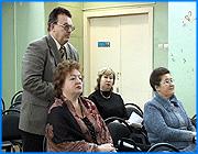 ></p><p class=c_tn>Количество средних сельских школ в регионе вскоре значительно сократится. Об этом заявили сотрудники областного департамента образования на заседании руководителей средних учебных заведений. По их замыслу, школьники старших классов, обучающиеся на селе, смогут получить образование в создаваемых базовых школах. </p><p class=c_tn>Базовые школы, оснащенные компьютерами и укомплектованные квалифицированными кадрами, станут ядром среднего сельского образования. Ученики старших классов, приезжающие сюда из соседних деревень на спецавтобусах, смогут получить здесь профильное образование и подготовиться к успешной сдаче единого гос. экзамена. В других сельских учебных заведениях, если только они не филиалы базовых школ, останутся только начальные классы или восьмилетка. О таких радужных перспективах преобразований рассказывают сотрудники областного департамента образования. </p><p class=c_tn>«Остаются начальные и малокомплектные школы. А вот средние школы будут каким-то образом реструктуризированы. На базе этих школ будут создаваться базовые школы», - объяснила зам. начальника областного департамента образования Наталья Буракова.</p><p class=c_tn>Главная идея реформ - дать школьникам села качественное образование, чтобы они без проблем могли поступить в городские ВУЗы. Однако директора школ отмечают, что селянин, закончив университет или институт, вряд ли захочет возвращаться в родные пенаты. А значит - делают они вывод - село после образовательных реформ вскоре опустеет. Директор пановской средней школы Александр Макаров кроме прочего боится, что в его родной деревне учителя, преподающие в старших классах, останутся без работы. </p><p class=c_tn>«А куда их девать, если будет сокращение школы средней в восьмилетнюю или тем более начальную - куда они поедут?», - сказал директор пановской средней школы Александр Макаров.</p><p class=c_tn>Сельским школам, согласно плану реформирования, урежут финансирование. Вскоре средства будут рассчитывать, исходя из количества учеников в среднем учебном заведении. Чиновники говорят, что это приведет к более разумному и эффективному расходованию средств. </p><p class=c_av>Мария Покровская</p>
	
		<div class=