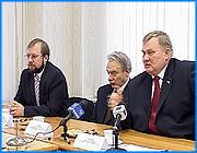 ></p><p class=c_tn>Система депутатских наказов со временем может уйти в прошлое. Надежду на это выразили депутаты ивановской городской думы на сегодняшней итоговой пресс-конференции. Главным результатом минувшего года руководство думы назвало работу над бюджетом, доходную часть которого удалось заметно нарастить. Однако до желаемых параметров все еще далеко. </p><p class=c_tn>Бюджет Иванова 2007 года - в чем-то это уже бюджет развития, уверено руководство думы. Его удалось увеличить почти на 500 миллионов в сравнении с первоначальной цифрой. И еще на 500 миллионов предполагается пополнить за счет разных источников. Мы при поддержке новой администрации за минувший год сделали столько, сколько не смогли сделать за предыдущие 2 - 3 года, подчеркнули депутаты. Исполнительная и представительная власть, похоже, научились работать на взаимовыгодной основе. </p><p class=c_tn>«Плодотворная работа возможна только в том случае, если администрация хочет и может. А вот прошлая - она не всегда могла и очень часто не хотела, вот поэтому у нас не получалось так, как нам бы хотелось», - отметил  депутат Ивановской городской думы Игорь Альпер. </p><p class=c_tn>Новый бюджет хорош, но все еще недостаточен и не позволяет в нужной мере решать проблемы городского хозяйства. Это думцы тоже признали. Вот почему представительной власти приходится отчасти подменять власть исполнительную, свидетельство чему - действующая система депутатских наказов. Сложилась практика, когда избиратели свои претензии в адрес муниципальных предприятий направляют депутату округа, а он уже доводит их до адресата. </p><p class=c_tn>«Вопрос в том, что иногда до чиновников не могут достучаться избиратели по каким-то вопросам. Поэтому это задача депутата - увидеть, где первично надо сделать, где вторично, по крайней мере, где кричит, где больно уже», - сказал  председатель Ивановской городской думы Вячеслав Сверчков. </p><p class=c_tn>Иными словами, депутат решает, покрасить ли подъезд у Марии Ивановны или заасфальтировать улицу у Ивана Петровича. Средств на это у предприятий ЖКХ зачастую не оказывается - прореху и помогают восполнить депутатские миллионы, отпущенные им на исполнение наказов избирателей. Необходимость в такой системе сама бы собой отпала, уверены депутаты, если бы они сумели увеличить бюджет как минимум втрое. Резервов казны тогда было бы достаточно, чтобы МУПы функционировали безо всякой посторонней помощи. </p><p class=c_tn></p><p class=c_av>Дмитрий Попов</p>
	
		<div class=