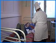 ></p><p class=c_tn>19 детей госпитализированы в первую больницу города Иваново, еще более десяти человек от нее отказались и лечатся сейчас в интернате. Пока природа инфекции выясняется. </p><p class=c_tn>Первые признаки заболевания у воспитанников ивановского интердома появились вечером в пятницу, но факту не придали значения, поскольку простое расстройство желудка явление довольно распространенное. В выходные число заболевших стало критичным. Руководством интердома было принято решение о госпитализации. Когда в больницу позвонили, то было заявлено 32 человека, но позднее 13 детей от госпитализации отказались. Из 19 пациентов, состояние 1 оценивалось как тяжелое. Предварительный диагноз - интервирусная инфекция. Правда, сами пациенты сомневаются в том, что это отравление. Вова Михеев рассказывает о том, что сразу после капельницы, ему стало хуже. Температура начала расти. Общая слабость и отсутствие аппетита. Все признаки недуга такие же, как у некоторых форм гриппа. Врачи взяли на подозрение мандарины и йогурты из школьного рациона. Версия пищевого отравления среди детей не популярна. Они считают, что накормить плохими продуктами в родном интердоме их просто не могли. Однако, что было в меню накануне заболевания, точно назвать не могут. 16 подростков здесь и еще 3 8-летних в соседнем отделении. Капельницы чередуются с таблетками. До обеда палаты с 19 юными пациентами обошли 8 раз. У них по прежнему температура и основные признаки инфекции, но дети уже не «зеленые», и даже спрашивают у медиков, как скоро их выпишут домой. </p><p class=c_tn>«После проведения терапии состояние улучшилось. Можно сказать у всех удовлетворительное. Но... жидкий стул сохраняется, боли в животе еще удерживаются, то есть кишечная инфекция имеет место. Какой природы это расстройство, мы будем уточнять», - сказала заведующая инфекционным отделением больницы №1 г. Иваново Татьяна Калуцкая. </p><p class=c_tn>Точную причину, скорее всего, назовут через 3 дня, когда будут готовы анализы. Наверняка можно говорить лишь о том, что лечение займет не менее недели. В самом интердоме в понедельник работали эпидемиологи, внутрь нашу съемочную группу не пустили. От решения специалистов сейчас зависит, продолжит ли школа-интернат свою работу или ее закроют на карантин. </p><p class=c_tn> </p><p class=c_tn></p><p class=c_av>Наталья Мозилова</p>
	
		<div class=