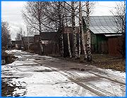 ></p><p class=c_tn>Большинство рядовых жителей губернии до сих пор не имеют понятия о реформе местного самоуправления. Между тем с нового года начался один из ключевых ее этапов - передача имущества от районов к поселениям, которая вряд ли будет проходить безболезненно.    </p><p class=c_tn>Жительница деревни Беляницы Зоя Романова о реформе не слышала. Пенсионерку больше волнует повальное пьянство в их селе. Особенно обидно ей за молодежь, которой нечем заняться. За малые деньги работать не хотят, а на «большие» не берут. Батюшка местного прихода, по словам Зои Никитичны, выпивает, паству отваживает. Других строений для организации беляницких масс в селе нет. То, что есть газ в доме пенсионерку радует, а вот с водой - проблемы. Глава Беляницкого сельского поселения не против перемен. По словам Алексея Сапогова в прежние годы возможностей для развития на селе было меньше. Сейчас же все меняется. </p><p class=c_tn>«Мы были, как бы, подразделением администрации районной, а теперь мы стали, как бы, немножко самостоятельными. Хотя мы многие вопросы передали в район, вот. Теперь, конечно, ответственность повысилась и по всем этим вопросам приходится принимать решения самим. Самим придется искать средства, самим организовываться», - сказал Глава Беляницкого сельского поселения Алексей Сапогов.</p><p class=c_tn>Поселения получат все причитающееся им имущество, кроме объектов ЖКХ. Самая проблемная сфера будет перераспределяться после отопительного сезона. По мнению Главы Ивановского района, ни одно сельское поселение сегодня не в состоянии выполнить возложенные полномочия. Какие-то из объектов помогают сохранить межпоселенческие договорные обязательства. Так случилось с центральным районным домом культуры. Весь же ворох проблем ЖКХ только предстоит решить. </p><p class=c_tn>«Проблема одна из другой вытекает. Первое - это придание юридического статуса имущественному комплексу, который будет передаваться в условиях, когда на территории района, кроме одной монополизирующей, будем говорить, на сегодня организации, обслуживающей ЖКХ, не существует вообще. Что приписывать им из имущественного комплекса? Что, трактор один или уборочную машину одну? А она, может быть 1 или 2 на весь район», - сказал Глава Ивановского района Юрий Шилов. </p><p class=c_tn>Пенсионерке Зое Романовой не все начинания руководства нравятся. С началом реформы, считает она, сборов на общественные нужды станет еще больше. </p><p class=c_tn>«За газ уплати, за лекарства плати, а чем мы питаться-то будем? Вот, трубы меняли, по 200 рублей платили. Я итак на пенсии, только все за свой счет. Ну, света, вот у нас нет в деревне. Хоть бы 3 лампы сделали, 3 лампочки хоть бы на всю деревню», - сказала  жительница деревни Беляницы Зоя Романова. </p><p class=c_tn>За каждый предмет освещения сельскому поселению придется отчитаться, предупреждает районный глава. Вместе с имуществом поселениям передается и финансирование. В сельской администрации сокрушаются, что активная проверка их деятельности уже началась. </p><p class=c_tn>«То МЧС, то другие органы, то еще кто. Мы еще и бюджет-то только появился, только деньги начинают появляться, только планы-то начинаем верстать, а нас уже начинают бить и дубасить со всех сторон. Поэтому, ну извините меня, так нельзя делать. Давайте как-то сотрудничать. Потому что, в принципе, решаем-то общие вопросы», - сказал Глава Беляницкого сельского поселения Алексей Сапогов. </p><p class=c_tn>Реформа местного самоуправления не обещает быстрых результатов и пока неизвестно, заживут ли лучше пенсионерка Зоя Романова и ее соседи или хотя бы как скоро успеют почувствовать на себе плоды административных усилий. </p><p class=c_tn></p><p class=c_av>Елена Бедяева</p>
	
		<div class=