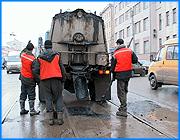 ></p><p class=c_tn>Непогода ремонту не помеха - решили в администрации города Иваново. В середине января власти затеяли очередной этап ямочного ремонта на дорогах. Журналистам вновь демонстрировали чудодейственные свойства литого асфальта, которым латают дыры. </p><p class=c_tn>За грехи людские плата - непогода. Согласно этим словам известной песни водителей транспортных средств можно было бы отнести к одним из самых провинившихся грешников. Перепады температуры и влажность буквально уносят почву из-под колес - дорожные покрытия разрушаются на глазах. Чтобы приостановить этот процесс, в администрации города решили сейчас сосредоточиться на латании дыр. </p><p class=c_tn>«Ремонт, который мы проводим сейчас, он является текущим ремонтом, чтобы в летний период можно было более капитально отремонтировать данные покрытия. Но, учитывая проведенный сейчас ямочный ремонт, так сказать, с наименьшими затратами на капитальный», - сказала зам. начальника управления благоустройства Наталья Иванова.</p><p class=c_tn>Литой асфальт, используемый для ямочного ремонта, можно применять до температуры - 10 градусов. Срок службы этого материала в 2 раза больше, а вот стоимость в полтора раза выше, чем у обычного асфальта. Существенным минусом является то, что для ликвидации небольших ямок глубиной до 4 сантиметров, жидкий асфальт не применяют, нецелесообразно. Ивановские асфальто-бетонные заводы на зиму закрылись, поэтому чудо-материал привозят из Фурманова. Власти считают, что возникающие из-за работы дорожной техники пробки, а также затраты на литой асфальт и его доставку оправданы. В администрации уверены, что ямочный ремонт повысит качество дорожных покрытий. У водителей на этот счет свое мнение. </p><p class=c_tn>В прошлом году на приобретение литого асфальта администрация города выделила 3 миллиона рублей. В 2007 году этот показатель вырос до 5 миллионов. Между тем финансирование капитального ремонта дорог осталось на уровне прошлого года - 68 миллионов рублей. </p><p class=c_av>Светлана Бабаева</p>
	
		<div class=
