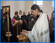 ></p><p class=c_tn>Накануне крещения приток верующих в ивановские храмы заметно увеличился. Уже сегодня можно было запастись святой водой. Священнослужители развеивают бытующие в народе предрассудки, что окунание в проруби в крещенскую ночь избавляет от грехов. А вот целебность святой воды - факт, кажется, уже мало кем подвергаемый сомнению. </p><p class=c_tn>О святой воде хоть что-то, да слышали даже неверующие люди. 18 января, в крещенский сочельник по традиции начинается первое освящение воды. Второе будет ночью, после торжественной литургии </p><p class=c_tn>Михаил за святой водой пришел в 3-й раз по бабушкиной просьбе. </p><p class=c_tn>«Бабушка советует говорит, что полезная, здоровье лечит», - сказал Михаил Зяблов </p><p class=c_tn>Прихожане - те, что бывают в храме регулярно, - за свое здоровье тоже благодарят святую воду.</p><p class=c_tn>«Она мне помогает очень. У меня другой раз ноги заболят. Глаза, я вот помою, тоже хорошо помогает. Мне вот 82 года, а, все-таки, я еще вижу своими глазами», - сказала Фаина Балясникова.</p><p class=c_tn>За намоленной субстанцией выстраивается целая очередь. Вода достается всем и очередь быстро растворяется. Служители церкви говорят, что в эти 3 дня вся вода освященная. Будь то любой естественный водоем или вода из крана. Желающие могут окунуться и в святой источник. Главное, по мнению священнослужителей, с какими помыслами совершаются подобные действия. </p><p class=c_tn>«Когда человек с таким твердым упованием и верой окунается в эту воду, он получает божественную благодать. Причем это не повторение крещения, при этом не происходит очищения от грехов. Бывает, люди погрешают. Они сначала употребляют спиртное, выпьют, везут с собой закуску и, скажем так, под суртинку, купаются, окунаются. Так нельзя делать, потому что это считается ни чем иным, а кощунством», - сказал священнослужитель отец Вонифатий.</p><p class=c_tn>Отступлением от истинной веры церковь считает и увлечение святочными гаданиями. По традиции они заканчиваются в крещение. Чтобы мирская жизнь проходила более благодатно, священники советуют отказаться от невежественных языческих представлений и почаще ходить в церковь. </p><p class=c_tn></p><p class=c_av>Елена Бедяева</p>
	
		<div class=