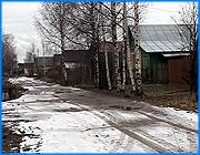 ></p><p class=c_tn>Большинство льготников, отказавшихся от набора социальных услуг еще несколько лет назад, не получили в январе денежной компенсации. Как оказалось, они должны были подтвердить свой отказ от льгот в отделениях пенсионного фонда до 1 октября прошлого года. Однако многие люди, особенно те, что проживают в сельской местности, ничего об этом не слышали. </p><p class=c_tn>У инвалида 2 группы Анатолия Захарова из села Кожевниково Ивановского района пенсия невелика - чуть больше 2 тысяч рублей. Он и его супруга живут в основном за счет огорода. Дети, уехавшие в город, не помогают. Несколько лет назад Анатолий Александрович написал заявление в пенсионный фонд об отказе от набора социальных услуг. Ежемесячные 470 семь рублей денежной компенсации он тратил на покупку дров и угля. Теперь на обогреве дома придется экономить. В этом году Анатолий Захаров денег не получил. Пенсионеру никто не объяснил, что до 1 октября 2006 года нужно было написать заявление об отказе от льготного соцпакета. В самом пенсионном фонде он четких разъяснений не услышал. </p><p class=c_tn>«Там мне сказали, что все поезд ушел - точно так сказали, что все поезд ушел - никаких вам денег до следующего года. На следующий год - придете, напишите заявление. А зачем? Я не понял», - сказал Анатолий Захаров</p><p class=c_tn>Анатолию Захарову и многим льготникам, оказавшимся в подобной ситуации, невдомек, что всему виной федеральный закон № 178 . Оказывается, согласно этому документу, заявление об отказе от соцпакета на будущий год подается ежегодно и только до 1 октября. Кто не успел -тот опоздал. </p><p class=c_tn>«К сожалению, в действующем законодательстве 1 октября - это та дата, до которой должны подать заявление. Исключения из общего правила быть не может», - объяснил заместитель управляющего ивановского отделения пенсионного фонда Михаил Болдин.</p><p class=c_tn>Своему другу по несчастью Александру Сметанину Анатолий Захаров жалуется. Дескать, могли бы сообщить о том, что надо написать заявление до октября. Однако по тому же закону сотрудники фонда этого делать не обязаны. Хотя в прошлом году они все-таки дали необходимую информацию в СМИ, правда, летом, в разгар огородного сезона. </p><p class=c_tn>«Когда газеты читать в июне месяце. Ладно, хоть телевизор немного посмотреть и все», - сказал Анатолий Захаров. </p><p class=c_tn>Руководство ивановского отделения пенсионного фонда уверено, что в закон необходимо внести поправки. И вполне очевидно, какие. </p><p class=c_tn>«На мой взгляд, отдельные нормы данного федерального закона можно было бы исправить. Это в части той, если человек написал раз об отказе от набора социальных услуг, если он изменил свое решение, то только тогда он должен подать заявление в территориальный орган пенсионного фонда по этому вопросу», - сказал Михаил Болдин. </p><p class=c_tn>В фонде говорят, о создавшейся ситуации проинформированы депутаты Госдумы от Ивановской области. Пока никакой законодательной реакции не последовало. Так что семье Анатолия Захарова, видимо, придется потуже затянуть пояса. </p><p class=c_av>Мария Покровская</p>
	
		<div class=