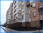 ></p><p class=c_tn>Получить разрешительные документы на строительство станет проще. Изменения в градостроительный кодекс в новом году предусматривают упрощение и сокращение согласований для застройщиков. Особенностям реализации новых положений кодекса в Ивановской области была посвящена сегодня масштабная пресс-конференция, в которой приняли участие руководители практически всех госструктур, имеющих отношение к строительству. </p><p class=c_tn>Для ивановской области тема затяжных строительных экспертиз особенно актуальна. На недавней встрече губернатора Меня и президента Путина она стала предметом подробного разбора. Президент попенял губернатору, что срок достигает 4 лет, и дал поручение сократить это время. Один из журналистов заметил - а ведь президент сам выполнил свое поручение, подписав поправки в кодекс. Согласно новому документу, полномочия по проведению всех экспертиз переданы на уровень регионального органа - госстройэкспертизы. Вместо 10 организаций застройщикам уже сейчас нужно обращаться в одну. Это должно активизировать инвестиции и строительство в области, считают в областном правительстве. </p><p class=c_tn>Добавилось полномочий у Госстройнадзора. И добавились проблемы. Бюджет области уже принят, а архитектурно-строительных кадров не хватает. Особенно в муниципиях, которых стало больше и которым придется разрабатывать серьезную документацию - генеральные планы и тому подобное. </p><p class=c_tn>«Кто будет исполнять эти полномочия на местах? Если сегодня дефицит кадров даже в городе, в областном центре это проблема? Очень большая проблема в департаменте строительства и архитектуры», - сказал главный архитектор Ивановской области Василий Тонеев. </p><p class=c_tn>В качестве временного выхода предлагается эти полномочия из поселений передать повыше - в районы, где с кадрами получше. Участники пресс-конференции подчеркнули, что с упрощением процедур увеличится и спрос с застройщиков. Штрафы за строительные нарушения, в том числе за незаконную перепланировку, значительно возросли. Примерно на четверть увеличилась и стоимость ускоренной экспертизы. Но, говорят в правительстве, скорость оформления с лихвой окупит издержки. Скорее всего, инвесторы должны это оценить. </p><p class=c_av>Сергей Хохлов</p>
	
		<div class=