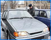 ></p><p class=c_tn>Мэр областного центра Александр Фомин вручил городскому УВД ключи от 4 новых автомобилей. Транспорт был приобретен в рамках программы по профилактике и борьбе с преступностью. Эти автомобили - только начало в переоснащении ивановской милиции, заверил мэр. </p><p class=c_tn>Сегодня автобаза УВД города обеспечивает потребности правоохранителей лишь на 40%. Новый транспорт - 2 «Уаза», а также «Жигули» седьмой и четырнадцатой  моделей - приобретены в рамках комплексной программы по профилактике и борьбе с преступностью. </p><p class=c_tn>«В рамках этой программы город выделяет ГУВД более 26 миллионов рублей на техническое оснащение. Хотя в бюджете прошлого года не были заложены деньги по этой программе, тем не менее, 1,5 миллиона мы смогли перечислить ГУВД. И вот эти машины, 10 компьютерных современных мест, радиостанции, автомобильные радиостанции - это первые технические средства, приобретенные на эти 1,5 миллиона», - сказал глава г. Иваново Александр Фомин. </p><p class=c_tn>Машины распределили между уголовным розыском, следователями и милицией общественной безопасности. Счастливые обладатели новенького транспорта охотно позировали фоторепортерам. Старший инспектор Михаил Троицкий обкатку авто решил не откладывать. Детально изучил панель, проверил «Жигули» на ходу. Эта «ласточка», говорит он, не идет ни в какое сравнение с его прежней машиной – «шестеркой», которую еще в прошлом году пришлось списать. </p><p class=c_tn>«Старенькая была, 20 лет ей было. Вся гнилая, из ремонта не вылезали. Неделю ремонтируешь, неделю - ездишь. Когда списали нашу старенькую, полгода ходили пешком, на трамваях, на троллейбусах, на маршрутках. Теперь будет все полегче», - объяснил старший инспектор УВД г. Иваново Михаил Троицкий. </p><p class=c_tn>Пока автомобили не оборудованы всем необходимым. Но это, уверяет руководство УВД, будет сделано в ближайшее время. </p><p class=c_tn>«На всех автомашинах уже есть рации. То есть они будут радированы. Единственное, что - машины не будут раскрашены в официальные цвета милиции, поскольку в основном оперативные службы и даже милиция общественной безопасности, которой 2 машины передается, они также будут заниматься оперативной работой», - сказал начальник УВД г. Иваново Александр Морозов.</p><p class=c_tn>По словам Александра Морозова, в ближайшее время автобаза УВД снова пополнится. Из городского бюджета на эти нужды уже выделено почти 2 миллиона рублей. </p><p class=c_tn>Александр Фомин также обсудил с милиционерами установку в Иванове системы наблюдения. Уже в первом квартале этого года на площади Пушкина, бульваре Кокуй и в других местах массового скопления людей будут установлены видеокамеры. Дежурные милиционеры смогут постоянно следить за обстановкой на улицах. Предполагается, что система видеонаблюдения обойдется в сумму порядка полутора миллионов рублей. </p><p class=c_tn></p><p class=c_tn></p><p class=c_av>Олеся Чирко</p>
	
		<div class=