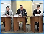 ></p><p class=c_tn>О переходе на новую систему тарификации и структурных изменениях в компании рассказали сегодня представители коммерческого узла № 2 верхневолжского филиала ОАО «Центртелеком». Так теперь называется бывший «Ивтелеком», в недавнем прошлом - областной узел электросвязи. Основной упор в рассказе связистов был сделан на реорганизацию. </p><p class=c_tn>Бывший монополист зашевелился - так можно коротко охарактеризовать последние изменения в «Телекоме». Под давлением конкурентов проводные связисты будут делать откровенный упор на коммерцию. Коммерческий узел № 2 - так и будет называться ивановское подразделение верхневолжского филиала «Центртелекома». </p><p class=c_tn>«Сейчас жизнь стала немножко злее, быстрее и оборотистей. Мы сейчас пытаемся в этом смысле убить двух зайцев: сделать хорошо и оптимально, я не могу сказать, что дешево», - сказал зам. начальника Верхневолжского филиала ОАО «Центртелеком» Эдуард Шарай.</p><p class=c_tn>Реорганизация проведена кардинальная - в ее основу положен совершенно новый для связистов принцип. Раньше деление было территориальным, теперь подразделения объединяются по видам деятельности: коммерческая служба, техническая, транспортная и так далее. Это позволило сократить штаты. По выражению Эдуарда Шарая, дорогая ручная работа уходит в прошлое, ее заменяет быстрый и рентабельный конвейер. К новым перспективам коммерческий узел № 2 поведет новый руководитель - Игорь Оплачко. Он сменил на посту Геннадия Брусенцева, перешедшего в Тверской телеком. Оплачко рассказал о небывалых высотах, которые придется одолеть компании. Телеком выйдет на рынок сотовой связи со стандартом CDMA 450, обеспечит школы региона широкополосным Интернетом. Будет доступна и стационарная сотовая связь в новом формате, что позволит расширить зону обслуживания «телекома» в регионе. Но главным аспектом станет работа с абонентами, к которым, по выражению Игоря Оплачко, связисты стоят вполоборота. </p><p class=c_tn>«В 2007 году я надеюсь, мы сможем повернуться к клиенту именно лицом. Мы постараемся сделать так, чтобы клиент имел возможность в одной точке решить все свои проблемы», - сказал начальник коммерческого узла № 2 Верхне-Волжского филиала ОАО «ЦентрТелеком» Игорь Оплачко. </p><p class=c_tn>Сейчас лицевой поворот затруднен переходом на новую систему расчетов с абонентами. До 1 февраля клиенты должны выбрать один из 3 тарифных планов. По словам связистов, уже сегодня можно понять распределение предпочтений. Комбинированный тариф выбирают десятки, сотни отдают предпочтение безлимитному, число заявлений от желающих оплачивать повременку - десятки тысяч. Участники пресс-конференции подчеркнули, что выбор нужно делать осторожно и обдуманно - смена тарифа будет стоить денег. </p><p class=c_av>Сергей Хохлов</p>
	
		<div class=