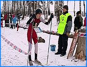 ></p><p class=c_tn>Погода внесла свои коррективы в проведение областного чемпионата по спортивному ориентированию в лагере «Березовая роща». В минувшую субботу, первый день турнира его участники были вынуждены бегать под дождем, а уже в воскресенье после снегопада многие из взрослых спортсменов встали на лыжи. Дети и женщины осваивали дистанцию бегом, мужчины рискнули и пошли на лыжах. Смена настроения у сотрудников небесной канцелярии, похоже, не вызвала большого скачка в результатах. Первый в области мастер спорта по спортивному ориентированию Владимир Черепанов вместе с женой и детьми прошел дистанцию бегом. Видимо, соблюдая семейную солидарность. Первой прибежала жена и сообщила об ухабах, встретившихся ей на трассе. Шестикратный чемпион мира по спортивному ориентированию Андрей Груздьев считает, что не ошибся, встав на лыжи. Результат свой оценил как тренировочный. Сейчас спортсмен готовится к европейскому чемпионату. К капризам погоды отнесся лояльно. По его словам, ориентирование - спорт для терпеливых и умных. </p><p class=c_tn>«Это интересный вид спорта и с каждым стартом он становится интереснее, т.е всегда разная дистанция. Сам себе хозяин», - сказал чемпион мира по спортивному ориентированию Андрей Груздьев.</p><p class=c_tn>Дети стартовали парно. Двоим, видимо, проще не потеряться в лесу. Хотя тренеры были уверены, что даже юные спортсмены смогут хорошо сориентироваться на местности. Считается, что в Иванове - сильная школа спортивного ориентирования. Ее воспитанники завоевали свыше 30 наград мирового уровня. И берут в нее не всякого. </p><p class=c_tn>«В первую очередь мы смотрим, чтобы ребенок был немножко умненький. Смотрим на его успеваемость. Смотрим немножко на физическую подготовку, хотя физическая подготовка сама приходит. Он тренируется, и она к нему приходит такая, какая нужно», - объяснила тренер школы по спортивному ориентированию Людмила Худякова.</p><p class=c_tn>13-летний Алексей Рыженков показал лучшее время среди 16-летних спортсменов. Занятие спортивным ориентированием для него - способ поступить в ВУЗ. Говорит, спортсменам легче сдать экзамены в институт или университет. Неподалеку от Алексея разминается перед стартом 65-летний участник первенства Юрий Хмелев. Они пришел на турнир, чтобы, как сам признается, размять кости. Слышал, что на родине ориентирования в Финляндии в первенствах участвуют столетние старики. Юрий ухмыляется: «а чем мы хуже?» </p><p class=c_av>Мария Покровская</p>
	
		<div class=