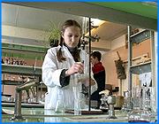 ></p><p class=c_tn>Уровень знаний по химии у школьников губернии с каждым годом растет. Такой вывод сделали организаторы областной олимпиады по этому предмету. Сегодня юные химики состязались в умении применять свои знания на практике. Однако сделать это смогли далеко не все участники. При этом с каждым годом количество химиков из районов становится все меньше. </p><p class=c_tn>На 3 часа лаборатории Ивановского химико-технологического университета превратились в настоящий исследовательский центр. Многие химические реакции известны школьникам только в теории. Девятиклассникам при помощи различных реактивов необходимо определить, какие соли входят в состав смесей. Одна за другой происходят реакции. Каждое обнаруженное соединение - это маленькая победа. Вот только не всем последователям Менделеева опыты приносят желаемый результат. Коля Мокин вновь и вновь проводит одну и ту же реакцию, но безрезультатно. Определить состав смеси никак не удается. Причина неудач, уверен химик, не в недостатке знаний. </p><p class=c_tn>«Может быть, у меня что-нибудь с пробирками, то есть как бы не мои ошибки. Но я надеюсь, что это не так. Я провел уже много реакций, может быть более 20», - сказал участник олимпиады Николай Мокин. </p><p class=c_tn>Преподаватели химуниверситета активно помогают своим юным коллегам. Но в допустимых пределах, уточняют они. Никаких подсказок. Прежде всего, помощь необходима участникам из районов. Для них практическая работа - дело непривычное. В их школах, говорят химики, опыты проводятся редко и чаще всего только учителями - для наглядности. </p><p class=c_tn>«Узнала, как пользоваться приборами. Когда в школе, мы не так пользуемся, а вот здесь мы пользуемся, научилась чуть-чуть чего-то. Пару лет назад у нас была учительница. Она ушла на пенсию. А раньше она с нами занималась. Мы всякие растворы получали свои, цвета определяли, записывали», - говорит участница олимпиады из г. Фурманова Анна Семенова.</p><p class=c_tn>Уровень юных химиков, отмечают организаторы олимпиады, с каждым годом становится все выше. Причина этого, уверены они, в профессиональном росте школьных учителей. Между тем показать свои знания могут не все школьники. Из многих районов Ивановской области лучшие химики приехать просто не могут. </p><p class=c_tn>«Связано это в основном с финансовыми проблемами и возможностью выезда к нам. Я думаю, здесь надо как-то проработать руководству администрации и посодействовать в следующие годы, чтобы ребята смогли приехать к нам на практические туры», - объяснил зав. кафедрой аналитической химии ИГХТУ Михаил Базанов.</p><p class=c_tn>Стать профессиональными химиками, говорят школьники, стремятся далеко не все участники олимпиады. А потому возможный проигрыш их не пугает. Полученные знания могут пригодиться в будущем, например, в быту. Главное - после школы благополучно не забыть, чем чреваты реакции.</p><p class=c_tn></p><p class=c_tn></p><p class=c_av> Олеся Чирко</p>
	
		<div class=