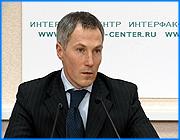 ></p><p class=c_tn>Торговые отношения между Ивановской областью и Москвой выйдут на качественно новый уровень. В этом уверены члены Правительства Ивановской области. Уже через несколько месяцев Иваново и столицу свяжет единая электронная система, которая позволит проводить межрегиональные торги и конкурсы в режиме реального времени. О плюсах новинки журналистам рассказал первый зам. председателя правительства области Дмитрий Михеев. Договоренность о торговом сотрудничестве в режиме реального времени была достигнута между властями губернии и столицы в начале недели. Суть проекта сводится к тому, что будет сформирована единая электронная система для связи между Ивановом и Москвой. Она, уверен Дмитрий Михеев, в первую очередь позволит сэкономить бюджетные средства по формированию государственного заказа. Появится больше участников открытого конкурса, соответственно вырастет конкуренция. В электронной системе ивановские предприниматели, наряду с москвичами, смогут размещать свои предложения товаров и услуг, заключать договоры, и также участвовать в конкурсе на выполнение гос. заказа столицы. </p><p class=c_tn>«Тот шаг, который сегодня делает правительство Москвы для Ивановской области, предлагая свою систему и свою торговую площадку и создавая условия для ивановских предпринимателей, не выезжая из Иванова, предлагать свою продукцию и участвовать в гос. заказе - это уже первый шаг к тому, чтобы наша продукция и наши товары участвовали в формировании городского заказа», - сказал 1-й зам. председателя правительства области Дмитрий Михеев.  Ивановские предприниматели выйдут на московский рынок, а столичные - придут к нам. Привлекательность для инвесторов, по словам Дмитрия Михеева, могут представлять свободные промышленные мощности, участки под строительство, а также основательные проекты, вроде аэропорта «Южный». Бурная деятельность на территории области московских компаний пугать местный бизнес и общество не должно. </p><p class=c_tn>«Да у нас будут те объекты, которыми мы будем пользоваться, та инфраструктура, которая здесь создается, она остается для нас с вами. А тот малый бизнес, который будет формироваться вокруг этих крупных объектов, он все равно наш будет. Малые предприятия из Москвы, они не переместятся. У них есть своя ниша. Кто успешно действует, они встроены в рынок. Появятся новые возможности у нас, разве это плохо», - добавил Дмитрий Михеев. </p><p class=c_tn>Московские власти, акцентировал Михеев, предоставят ивановцам технологии и свой электронный ресурс совершенно бесплатно. Ивановцам останется лишь приобрести необходимую компьютерную технику. Это обойдется примерно в 2 миллиона рублей. Уже до конца марта в областном центре будет организован так называемый удостоверяющий центр. В нем предприниматели смогут зарегистрироваться и заверить свои электронные подписи для участия в сделках. Сейчас главное, говорит Дмитрий Михеев, - заинтересовать новинкой ивановское бизнес-сообщество. </p><p class=c_tn></p><p class=c_tn></p><p class=c_av>Олеся Чирко</p>
	
		<div class=