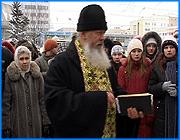></p><p class=c_tn>Сегодня российские студенты отмечают Татьянин день. Считается, что эта святая им покровительствует. В Иванове, чтобы почтить память великомученицы, студенты ВУЗов и колледжей собрались у часовни на проспекте Фридриха Энгельса в Иванове. Даже мороз не помешал пришедшим отстоять службу. </p><p class=c_tn>Традиция приходить в это день к часовне появилась 11 лет назад. На этот раз почтить память святой Татьяны пришли около 50 студентов. Они поясняли, что лекции не прогуливают. На молебен их отпустили официально. В роли исполнителей песнопений выступили также студенты - солисты одного из ивановских хоров. Мороз и ветер не помешал им и священнослужителям из Преображенского кафедрального собора провести службу по всем канонам. Этот день, отмечали студенты, для них особенный. Многие обращаются за помощью к заступнице, особенно во время сессий. Двойным оказался праздник для студенток Татьян. Сегодня у них еще и именины. </p><p class=c_tn>«Это особенный день. Мне очень приятно, что меня поздравляют сегодня. Меня мама первая с утра поздравила. У меня дома есть икона Татьяны. Я всегда обращаюсь к ней. Она мне помогла экзамены сдать», - сказала студентка автотранспортного колледжа Татьяна Старикова.</p><p class=c_tn>Приняли участие в молебне и представители городской власти. По словам председателя городской думы Вячеслава Сверчкова, Татьянин день - это практически национальный праздник. Одни студенты - сегодня, другие были ими в прошлом. О золотом времени учебы в ВУЗе у спикера городской думы остались самые теплые воспоминания. </p><p class=c_tn>«Хотя я и курсантом был, но со студентами, в общем, общались, особенно с женским полом. Поэтому этот праздник помнили в молодости. У меня сын студент, поэтому, безусловно, этот праздник касается, если не всех, то многих жителей нашего города», - сказал председатель думы г. Иванова Вячеслав Сверчков. </p><p class=c_tn>Студентам, которые сумели стоически выдержать на морозе почти часовую службу, игумен Августин напоследок пожелал быть добрее и внимательнее к окружающим, но при этом не забыть о себе, и в первую очередь - перестать сквернословить. Это, заверил священнослужитель, поможет сохранить не только репутацию, но и здоровье. Но, похоже, эти слова были услышаны не всеми. Некоторые студенты уже активно обсуждали, как веселее отметить праздник. </p><p class=c_tn></p><p class=c_av>Олеся Чирко</p>
	
		<div class=