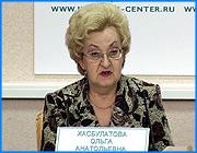 ></p><p class=c_tn>Уже 6 заявлений на получение материнского капитала поданы в Ивановской области. Эта информация прозвучала на сегодняшней пресс-конференции, где руководство региона говорило о проектах в социальной сфере и демографической политике. Большую надежду местные власти связывают с федеральными инициативами в этой сфере. Но область тоже не хочет отставать, и в наступившем году дан старт сразу 13 региональным целевым программам на общую сумму в 300 с лишним миллионов рублей. </p><p class=c_tn>Автор монографии о социальной политике XX века Ольга Хасбулатова с воодушевлением говорит о том, какой импульс получила эта же политика в веке ХXI-м. И хотя демографического взрыва нам все-таки не обещают, демографическое топтание на месте, похоже, становится приметой прошлого. В советскую эпоху государство тоже наделяло семьи теми или иными льготами, но их удельный вес не идет ни в какое сравнение с нынешними щедротами. </p><p class=c_tn>«Они были 4 рубля, 2 рубля, 3 рубля, 8 рублей пособия были - 8 рублей это много уже было, - но они были незначительными. Сегодняшние выплаты могут повлиять положительно на бюджет, то есть с ними уже нельзя не считаться», - сказала заместитель председателя правительства области Ольга Хасбулатова.</p><p class=c_tn>Силы федерального бюджета и бюджетов региональных слились в синхронном порыве, чтобы разбудить демографическое самосознание масс. Материнский капитал в 250 тысяч, появление еще одного тысячерублевого талона в родовом сертификате, увеличение размеров выплат на период ухода за ребенком, ежемесячные пособия приемным родителям и даже начисление зарплаты каждому из них. И так далее, и так далее. Наиболее кардинальные сдвиги Ольга Хасбулатова отмечает в ивановском здравоохранении. У него в наступившем году - двойной бюджет, а значит - двойные обязательства. Как пример: число бесплатных операций на сердце планируют увеличить в 10 раз, и даже впервые выделены несколько миллионов рублей на борьбу с артериальной гипертонией. В этом году должен вовсю заработать институт санитарной авиации, и это, как минимум, поможет обуздать младенческую смертность - а ведь именно вопрос о высокой смертности населения в Ивановской области был самым болезненным из тех, что задал президент Путин губернатору Меню на их недавней встрече. </p><p class=c_tn>«У нас отделение реанимобилей, и система выемки детей, тяжелобольных новорожденных, есть в НИИ материнства и детства. У нас эти дети тоже сразу изымаются из тех больниц районных, и везут их в реанимацию. Как только мы начали забирать детей, у нас смертность новорожденных значительно снизилась», - добавила Ольга Хасбулатова. </p><p class=c_tn>Бывает капитал материнский, а бывает - социальный. Если верить картине, нарисованной Ольгой Хасбулатовой, нынешние усилия власти в социальной политике сродни работе акушера на стадии родовспоможения. Плод обещает родиться здоровым. </p><p class=c_av>Дмитрий Попов</p>
	
		<div class=