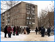 ></p><p class=c_tn>Очередной акт лже-терроризма в Иванове. Сегодня около 12 часов дня из дома № 14 по улице Ташкентской были эвакуированы все жильцы. Причина - анонимное сообщение о том, что здание заминировано. На место были стянуты все экстренные службы города. Почти 2 часа, в течение которых проводилась проверка, люди находились на морозе. </p><p class=c_tn>Около полудня в квартире Людмилы Ивановны прозвучал телефонный звонок. Молодой женский голос сообщил, что дом заминирован, и об этом необходимо сообщить в «полицию». Именно так неизвестная назвала правоохранительные органы. Людмила Ивановна до сих пор не может прийти в себя и не хочет говорить о произошедшем. По тревоге на место прибыли сотрудники Фрунзенского РОВД, ГИБДД, МЧС. Дом был оцеплен. Всех жильцов эвакуировали. </p><p class=c_tn>«Сказали, дом заминировали. Не пропускают, пока все подъезды не пройдут. Больше мы ничего не знаем. Все остальные - все вышли. А мы уже озябли. Мне думается, что это просто чья-то злая шутка», - говорит Лариса Стаковецкая. </p><p class=c_tn>Чтобы проверить, шутка это или нет, кинологам с собаками пришлось обследовать все 8 подъездов и подвалы пятиэтажки. В это время жильцам, в том числе детям и старикам, пришлось мерзнуть на улице. Для больных людей ожидание стало настоящим испытанием. На просьбу о помощи милиционеры отвечали: «Мы ведь тоже мерзнем». Жильцам пришлось настаивать. Настоятельные требования сработали и старушку усадили таки в карету скорой помощи. Примерно через 2 часа после эвакуации, милиционеры сообщили – «дом чист» и разрешили жителям вернуться в теплые квартиры. По информации пресс-службы областного УВД, сейчас ведутся поиски звонившей женщины, решается вопрос о возбуждении уголовного дела по статье «Заведомо ложное сообщение об акте терроризма». Неизвестной грозит до 3 лет лишения свободы. </p><p class=c_av>Олеся Чирко</p>									</div>
			</div>

			<div class=