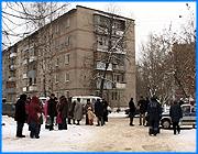 ></p><p class=c_tn>Очередной акт лже-терроризма в Иванове. Сегодня около 12 часов дня из дома № 14 по улице Ташкентской были эвакуированы все жильцы. Причина - анонимное сообщение о том, что здание заминировано. На место были стянуты все экстренные службы города. Почти 2 часа, в течение которых проводилась проверка, люди находились на морозе. </p><p class=c_tn>Около полудня в квартире Людмилы Ивановны прозвучал телефонный звонок. Молодой женский голос сообщил, что дом заминирован, и об этом необходимо сообщить в «полицию». Именно так неизвестная назвала правоохранительные органы. Людмила Ивановна до сих пор не может прийти в себя и не хочет говорить о произошедшем. По тревоге на место прибыли сотрудники Фрунзенского РОВД, ГИБДД, МЧС. Дом был оцеплен. Всех жильцов эвакуировали. </p><p class=c_tn>«Сказали, дом заминировали. Не пропускают, пока все подъезды не пройдут. Больше мы ничего не знаем. Все остальные - все вышли. А мы уже озябли. Мне думается, что это просто чья-то злая шутка», - говорит Лариса Стаковецкая. </p><p class=c_tn>Чтобы проверить, шутка это или нет, кинологам с собаками пришлось обследовать все 8 подъездов и подвалы пятиэтажки. В это время жильцам, в том числе детям и старикам, пришлось мерзнуть на улице. Для больных людей ожидание стало настоящим испытанием. На просьбу о помощи милиционеры отвечали: «Мы ведь тоже мерзнем». Жильцам пришлось настаивать. Настоятельные требования сработали и старушку усадили таки в карету скорой помощи. Примерно через 2 часа после эвакуации, милиционеры сообщили – «дом чист» и разрешили жителям вернуться в теплые квартиры. По информации пресс-службы областного УВД, сейчас ведутся поиски звонившей женщины, решается вопрос о возбуждении уголовного дела по статье «Заведомо ложное сообщение об акте терроризма». Неизвестной грозит до 3 лет лишения свободы. </p><p class=c_av>Олеся Чирко</p>
	
		<div class=