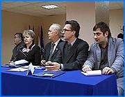 ></p><p class=c_tn>Школьникам Ивановской области вскоре, вероятно, начнут преподавать этику, эстетику и азы толерантности. Такими курсами предлагают дополнить школьную программу члены областной Общественной палаты. Свои предложения они обсудили на встрече с руководством области и учителями региона. </p><p class=c_tn>Тему встречи подсказал соцопрос, проведенный недавно Федеральной общественной палатой. Судя по его итогам, россиян волнует преступность и пьянство в молодежной среде. Члены областной Общественной палаты и губернское руководство, кажется, разделяют всеобщую тревогу. Тем более, статистика преступлений в регионе наводит на грустные мысли. Около тысячи правонарушений, в том числе и убийства, среди несовершеннолетних в прошлом году. Самому маленькому преступнику едва исполнилось 6 лет. </p><p class=c_tn>«Тенденции, которые происходят в молодежной среде по части преступности, нравственная опустошенность. Определенно даже - ну деградацию не применишь - они еще молодые - у них еще ничего не сформировалось. Но то, что являются жертвами моральных болезней общества - это очевидно становится», - сказала заместитель губернатора Ивановской области Ольга Хасбулатова.</p><p class=c_tn>Потенциальные жертвы моральных болезней порой кое-где проходят культурную профилактику. Учителя подвязновской средней школы рассказали участникам встречи, что они преподают уроки толерантности, причем с первого класса. Детям, по мнению педагогов, это даже нравится. Они становятся терпимее к сверстникам других национальностей. У ректора Шуйского педуниверситета - свой опыт по искоренению моральных болезней. В Шуйском ВУЗе студенты посещают обязательные курсы этики и эстетики. Ирина Добродеева объяснила, что тем самым преподаватели ВУЗа заботятся о моральном облике будущего педагога. </p><p class=c_tn>«Мы-то ставим целью, чтобы он сам собой являл хоть какой-то пример приличного поведения, понимаете. Для нас это важно, чтобы учитель не демонстрировал грубость, безобразия, аморальщину какую–то», - сказала ректор Шуйского педуниверситета Ирина Добродеева.</p><p class=c_tn>Члены Общественной палаты предложили руководству области повсеместно в губернских школах ввести курсы этики и эстетики. Чиновники взяли эти предложения на заметку. Пока неизвестно, правда, найдутся ли в регионе хотя бы несколько преподавателей по этим предметам. </p><p class=c_av>Мария Покровская</p>
	
		<div class=