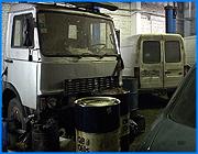 ></p><p class=c_tn>Очередной рейд провели сотрудники управления Ростехнадзора совместно с новой областной структурой - отделом охраны природы при департаменте землепользования. На этот раз какой-либо профиль проверяемых объектов специально не выбирали. Участники рейда выехали по жалобам граждан - проверяли автомастерскую и кафе. Выяснилось, что найти виновного в нарушениях и разобраться в хитросплетениях имущественных взаимоотношений с первого захода не всегда удается. </p><p class=c_tn>Первый адрес - улица Парижской Коммуны - предприятие «Промтехмонтаж». Заявитель не простой - гендиректор парашютного завода «Полет», депутат областной думы Юлия Портнова. Жалоба не совсем в компетенции экологов и носит электротехнический характер. Над силовым кабелем, принадлежащим «Полету», начали строить автостоянку. А проверка отправилась по этому адресу на всякий случай. Где одно нарушение, там и два и три. На месте выяснилось, что «Промтехмонтаж» имеет слабое отношения к жалобе. Виноват арендатор. </p><p class=c_tn>Главный инженер «Промтехмонтажа» Сергей Воробьев любезно согласился проводить проверяющих к месту инспекции. Там выяснилось, что часть разрешительной документации отсутствует. Есть и ряд более очевидных нарушений. </p><p class=c_tn>«Складирование и размещение отходов в местах, не предназначенных для этих целей. Видны разливы нефтепродуктов, отработанных масел на территории мастерской. Кроме того, для обогрева помещений используется печь, в которой сжигаются отработанные масла. Здесь нарушены не только санитарно-экологические, но и нормы охраны труда», - сказала гос. инспектор экологического надзора управления Ростехнадзора Татьяна Косульникова. </p><p class=c_tn>По словам Татьяны Косульниковой, скорее всего, большинство нарушений допущено по неведению. Тем не менее, хозяина мастерской ждут разбирательства в управлении Ростехнадзора. Далее стандартный сценарий рейда был нарушен. Проверяющие не пошли сразу на объект, а заглянули в гости к жалобщикам - жителям нижних этажей дома 88 «Б» на Ташкентской улице. Предмет жалоб - деятельность кафе «Вернисаж». Претензии перечислены на нескольких листах. </p><p class=c_tn>«Они не выполняют обязательств, которые нам дали. Нам обещали, что будет 1 машина подъезжать, подвозить продукты; нам обещали, что будет оборудоваться стоянка в стороне от дома. Нам обещали, что не будет спиртного в магазине, что у нас не будет ни шума, ни запаха. Ничего из этого не выполняется», - сказала Светлана Костоправова. </p><p class=c_tn>Визит в кафе показал, что предприятие действительно многообещающее, но маловыполняющее.</p><p class=c_tn>«Да, есть некоторые вопросы, которые остаются открытыми и находят подтверждение в жалобах жителей. По некоторым фактам необходимо будет провести дополнительное изучение материалов и уже тогда принимать решение о применении мер административного воздействия к нарушителям», - прокомментировал ситуацию начальник отдела охраны природных ресурсов областного департамента землепользования Максим Левин. </p><p class=c_tn>Один из открытых вопросов - вот этот люк, крышка на жируловителе. Здесь отстаиваются отходы кулинарного творчества. Жители дома говорят, что не просто отстаиваются, а застаиваются и летом премерзко пахнут. Сотрудник «Вернисажа» по имени Владимир Владимирович утверждает, что жир откачивается раз в месяц. Однако крышку отодрал с большим трудом. Правда, летние претензии жильцов проверить сейчас сложно, и большая часть проверки будет касаться документальной стороны деятельности «Вернисажа».</p><p class=c_av>Сергей Хохлов</p>
	
		<div class=