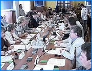 ></p><p class=c_tn>Законы социальной направленности оказались в центре внимания депутатов Ивановской областной думы на сегодняшнем пленарном заседании. Сразу в трех чтениях был одобрен законопроект о порядке присвоения звания ветеран труда, принят закон о поддержке сельхозпроизводства и ряд документов, направленных на защиту детства.   </p><p class=c_tn>Из всего пакета социальных законопроектов, в первую очередь, обращают на себя внимание закон о порядке присвоения звания «Ветеран труда» и закон о господдержке сельскохозяйственного производства. Закон о ветеранах был одобрен сразу в трех чтениях. Эти поправки в действующий документ решили внести после тщательного изучения ситуации. Мониторинг показал, что число категорий, имеющих право на ветеранское звание, может быть увеличено. К списку добавились люди, которые имеют грамоты и почетные грамоты органов власти Ивановской области и награжденные знаками трудового отличия за пределами региона. Не исключено, что это не последние поправки и категорий станет еще больше.</p><p class=c_tn>«Мы будем вести мониторинг, посмотрим в течение полугода, как он будет исполняться. Если будет необходимость, мы еще раз вернемся и будем вносить соответствующие поправки», - обрисовал будущую работу по данному законопроекту первый зам. председателя областной думы Валерий Васильев. «Мы постараемся за 2007 год, в общем-то, удовлетворить все потребности наших уважаемых ветеранов по тем льготам, которые им положены», - добавил председатель областной думы Андрей Назаров.</p><p class=c_tn>Еще один закон, принятый сегодня, увеличивает долю безвозмездной господдержки строительства жилья на селе. Этот документ также устанавливает единовременные выплаты выпускникам ПТУ и главам фермерских хозяйств. Конечная цель - привлечь и закрепить кадры на селе. Однако мгновенного эффекта депутаты не ждут и рассчитывают на результат от планомерной работы. </p><p class=c_tn>«Не очень много желающих сейчас жить в сельской местности. Но если мы будем совместно давать условия, которые будут лучше и лучше, и надеюсь, что в итоге появится и молодежь, появятся люди, которые будут жить на селе, оживлять этот сектор экономики», - дал некоторые разъяснения депутат областной думы Владимир Власов.</p><p class=c_tn>Руководство областного парламента уверенно заявляет, что социальная направленность законотворческой деятельности будет сохраняться и впредь.</p><p class=c_av>Сергей Хохлов</p>
	
		<div class=