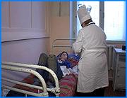 ></p><p class=c_tn>Причиной заболевания воспитанников интердома в областном центре стали неизвестные вирусы. Таковы результаты анализов, которые пришли из Москвы. По словам ивановских медиков, даже столичные специалисты не смогли до конца разобраться в причинах инфекционной вспышки. Напомним, инфекция неизвестной природы вспыхнула в интердоме в середине января. Более 40 человек были госпитализированы в Первую городскую больницу. Дети жаловались на головную боль, боль в животе и тошноту. У пострадавших врачи отмечали повышение температуры. Ставили предварительный диагноз - инфекционный гастроэнтерит. Однако, определить точно, чем болеют дети, ивановские специалисты не смогли. Отправили анализы столичным коллегам. И лишь спустя полмесяца выяснилось, чтоо причиной заболевания стали доселе неизвестные вирусы. </p><p class=c_tn>«Было какое-то вирусное заболевание. Но высеять возбудителя мы так и не смогли. Москва нам тоже четкого ответа на расшифровку этого заболевания, этих почти 45 случаев, которые у нас были, не смогла ничего внести», - дал комментарии этому случаю и его диагноза зав. кафедрой инфекционных болезней ИГМА Виталий Чернобровый. Именно это обстоятельство, говорят ивановские специалисты, стало причиной того, что история вокруг заболевания воспитанников интердома едва ли не с самого начала оказалась окутана атмосферой таинственности. По словам заместителя председателя правительства Ольги Хасбулатовой, результаты анализов, пусть и не совсем определенные, станут основой для дальнейшей работы. «6-го февраля на эпидемиологической комиссии, которую я возглавляю, мы внимательно изучим результаты, которые нам пришли из московских медучреждений. Привлечем мнение специалистов - у нас есть достаточно квалифицированные специалисты в области по инфекциям. И будем делать определенные выводы и намечать меры по недопущению подобных фактов», - обрисовала она предстоящие меры по выяснению природы вируса. </p><p class=c_tn>Впрочем, как не допустить подобные факты, остается вопросом, раз природа инфекции так и не установлена. В целом эпидемиологи относятся к произошедшему в интердоме философски. Двадцать первый век, говорят они, это век вирусов. И удивляться уже ничему не приходится. </p><p class=c_av>Олеся Чирко</p>
	
		<div class=