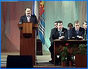 ></p><p class=c_tn></p><p class=c_tn>Перекрытая улица Крутицкая, пробки на проспекте Ленина, ОМОНовский автобус возле служебного входа во Дворец Искусств. Такую картину можно было сегодня наблюдать в центре Иванова. В здании музыкального театра проходило областное годовое собрание органов государственной власти. Там руководители региона, члены федерального собрания и руководители муниципальной власти рассказывали об успехах и трудностях 2006 года и о планах на текущий год. </p><p class=c_tn>Начало собрания задержалось, но приглашенным было, чем заняться. Все 700 с лишним человек получили роскошное издание под названием «Ивановская область». И еще о масштабах. Президиум оказался двухрядным, одного ряда стульев для областного руководства и членов федерального собрания не хватило. Сенатор Юрий Смирнов затем признался - ему все напомнило собрание партийно-хозяйственного актива. Напомнило исключительно с положительных сторон. Ведь всегда полезно знать, что было, и определить, что должно быть. Освежить в памяти основные вехи 2006 года участникам собрания помог фильм, представленный телекомпанией «Барс». Губернатор напомнил о ситуации позапрошлого года, о том, какой область досталась новой команде. </p><p class=c_tn>«Доходы консолидированного бюджета в 2005 г. составляли 3,2 млрд. руб., в т.ч. собственные доходы, только 60%. Ивановская область занимала 11-е место по уровню доходов бюджета на 1 жителя в ЦФО», - отметил губернатор Ивановской области М.А. Мень. Новое областное руководство, по словам Михаила Меня, справилось с трудными исходными условиями. Губерния начала подниматься с последних мест, особенно в процентно-долевом отношении. Однако абсолютные цифры, признает губернатор, далеки от рекордных. Поэтому сейчас стоит задача поднять экономику и повысить уровень жизни населения.</p><p class=c_tn>«В 2007 году средняя з/п в области должна достичь порядка 8000 р. Уровень з/п в основных отраслях не должен быть ниже среднеобластного уровня», - обозначил некоторые перспективы М.А. Мень. Все выступавшие признавали, что достижения и планы во многом результат политического единомыслия, наступившего с конца две тысячи пятого года. Ивановские депутаты находят общий язык с московскими, исполнительная ветвь понимает замыслы законодательной, особенно в финансовой их части. </p><p class=c_tn>«Мы всегда очень долго объясняли в прежние годы, что уважаемое наше население живет не на квадратных километрах болот, лесов, пашен. Они живут в конкретных муниципиях, в конкретных районах. И вот в этом году я должен сказать огромное спасибо нашей исполнительной власти, губернатору, департаменту финансов, что наши слова были услышаны», - сказал председатель областной Думы Андрей Назаров. Идею единения продвинул в своем приветствии участникам собрания председатель госдумы Борис Грызлов. Документ зачитал депутат Михаил Бабич, по его признанию, охрипший в борьбе за благо региона. </p><p class=c_tn>«Важную роль в стабилизации обстановки в регионе играет конструктивная совместная работа исполнительной и законодательной ветвей власти, тесное сотрудничество государственных органов с политическими партиями и движениями», - указал депутат государственной думы Михаил Бабич.</p><p class=c_tn>Михаил Мень в заключительной речи отметил, что отчетное собрание должно стать символом открытости власти перед народом. А такие встречи станут новой традицией. Сергей Хохлов. </p><p class=c_av>Сергей Хохлов</p>
	
		<div class=