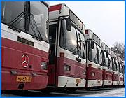 ></p><p class=c_tn>Сегодня московские чиновники официально передали нашей губернии автобусы «Мерседес», подаренные мэром столицы Юрием Лужковым. Церемония носила скорее номинальный характер, так как транспорт поступил в регион около месяца назад. По словам сотрудников автотранспортных предприятий, на то, чтобы привести «Мерседесы» в надлежащее состояние, пришлось потратить немало средств. Подарок от Юрия Лужкова, говорил на церемонии Михаил Мень, это реальное подтверждение того, что дружба между Москвой и нашей губернией становится все крепче. И жители области, уверен губернатор, каждый раз проезжая в этих автобусах, непременно будут с благодарностью вспоминать столичного товарища. Однако немногим известно, что «Мерседесы» поступили в губернию более месяца назад. То, что презентацию откладывали, чиновники объясняют так - транспорт необходимо было зарегистрировать, а также решить ряд технических вопросов. </p><p class=c_tn>«Во-первых, они приходили частями. Вот они пришли все. Последние мы получили в январе, после праздников. Во-вторых, мы уже начали регламентные работы и надо было их провести, чтобы выпускать на улицы города», - прокомментировал глава г. Иванова Александр Фомин. Видимо, часть автобусов так и не удалось подготовить к демонстрации. Из 30 «Мерседесов» публике представили 24. Оценить подарок Лужкова Мень решил лично. Констатировал - вполне комфортно. Однако, чтобы представить транспорт во всей красе, ивановской стороне пришлось изрядно потратиться. Многие автобусы требовали ремонта. По словам чиновников, суммы колебались от 10 до 100 тысяч рублей на одну машину. Однако об этой стороне дела власти говорят неохотно. «Четко мы не подсчитывали, но никаких проблем нет. Их просто привели в порядок. В первую очередь внешний вид, потому что они были спущены непосредственно с маршрутов. Понятно, что автобусы в рабочем состоянии. Но, мне кажется, здесь даже говорить не о чем. Ну, привели немножечко в порядок», - объяснил Михаил Мень. </p><p class=c_tn>Тем временем, сотрудники автотранспортных предприятий губернии говорят, что ремонтные работы трудно назвать небольшими. Так в Шую пришли 6 автобусов. И пока только один из них вышел на линию. Остальные приходится доводить до ума, говорит водитель Борис Пырин.</p><p class=c_tn>«Автобусы пришли старые, истасканные. Хоть они и своим ходом ехали, на ходу, можно сказать, но уход за ними оставлял лучшего пожелать. Хоть по Москве они ходили, но запущенные автобусы. Дареному коню в зубы не смотрят. Так сказать лучше будет», - оценил он подарок. Планируется, что автобусы выйдут на линии, в том числе межрайонные, в ближайшее время. В Иванове вопрос, по каким маршрутам они будут курсировать, еще до конца не решен. Известно лишь, что часть «Мерседесов» пустят по проспекту Фридриха Энгельса. В конце церемонии Михаил Мень наказал транспортникам найти и прикрепить фирменные знаки мерседеса на те автобусы, где этих знаков не оказалось. А то как-то не солидно. </p><p class=c_av>Олеся Чирко</p>
	
		<div class=