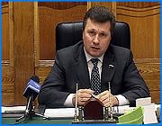 ></p><p class=c_tn>Почему в областной думе не принято спорить на пленарных заседаниях, почему заседания фракции «Единой России» проходят в закрытом режиме и как строятся отношения единороссов с другими депутатами? Об этом рассказал на пресс-конференции лидер фракции «Единой России», первый заместитель председателя областной думы Валерий Васильев. Васильев подчеркнул, что он и его единомышленники готовы нести всю ответственность за законотворческую работу в губернии.    </p><p class=c_tn>Валерий Васильев раскрыл главный секрет местного парламента и всей фракционной кухни - почему заседания думы проходят быстро и единодушно. Как рассказал лидер фракции, единороссовское большинство рассматривает законопроекты уже после обсуждения в профильных комитетах, перед пленарным заседанием. На заседании фракции и принимается решение о консолидированном голосовании. Если согласия во фракции нет, то выносить вопрос на всеобщее обсуждение не имеет смысла - члены «Единой России» владеют почти двумя третями депутатских мандатов. К тому же председатели всех комитетов, спикер и его замы - также единороссы. Второй секрет, из-за которого заседания фракции в ближайшее время останутся закрытыми для прессы. По словам Валерия Васильева, обсуждения проходят очень бурно, и дело иногда доходит до не совсем парламентской лексики. Но это, считает вице-спикер, на самом деле большой плюс - таким образом, экономятся время и нервы на пленарном заседании. Тем не менее, парламентское большинство уделяет внимание высказываниям других депутатов.</p><p class=c_tn>«Порою мы, кстати, к разумным вещам прислушиваемся. Но поскольку ответственность несет большинство, те решения, которые мы выносим, мы выносим, больше полагаясь на собственные решения, на собственное видение, на собственное мнение», - признался первый зам. председателя областной думы Валерий Васильев. Слаженная работа, по мнению Васильева, позволила принять в две тысячи шестом году важные для региона документы. Вице-спикер выделил закон о пассажирских перевозках, об игорном бизнесе. Предмет особой гордости - закон о порядке присвоения звания «ветеран труда», принятый в числе первых среди субъектов федерации. Валерий Васильев подчеркнул, что большую роль в совершенствовании этого документа сыграли встречи с избирателями и целенаправленный мониторинг ситуации в среде ветеранов. Лидер фракции «Единой России» говорит, что мониторинг законов социальной направленности будет проводиться и впредь. А главные задачи на будущее определил недавний седьмой съезд партии. </p><p class=c_tn>«Приоритетами деятельности «Единой России» на ближайшие 10 лет станут: сбережение российского народа, искоренение коррупции, общее повышение эффективности государства, создание в России экономики инновационного типа», -  заметил Валерий Васильев. Ближайшее политическое будущее партии в регионе, а именно варианты кандидатур в государственную думу, Валерий Васильев комментировать не стал. Отметил лишь, что Ивановской области с действующими депутатами повезло. </p><p class=c_tn></p><p class=c_av>Сергей Хохлов</p>
	
		<div class=