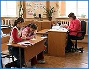 ></p><p class=c_tn>Многие ивановские школьники вопреки прогнозам метеорологов сели сегодня за парту. Их родители усомнились в достоверности метеоданных, озвученных сегодня утром по »Радио- Иваново». Показания бытовых термометров разошлись с официальным прогнозом почти на шесть градусов. И все же тех, кто пришел в школу, оказалось меньше поверивших прогнозу. В результате учебный процесс оказался сорван. </p><p class=c_tn>Ученица 4 класса школы № 30 Ольга Веселкова не фанат учебы. Видимо, поэтому при наступлении морозов аккуратно проверяет с утра уличный термометр. Девятого февраля, в пятницу, он просигнализировал: в школу придется пойти.</p><p class=c_tn>«У меня на градуснике было - минус семнадцать, мы не ходим в школу, когда двадцать пять минус», - объяснила Ольга Веселкова. </p><p class=c_tn>Большинство Олиных подруг и друзей по классу тоже пришли на занятия. Их родители решили поверить своим глазам, или скорее данным бытовых термометров, а не ушам, т.е. официальной информации ивановского метеоцентра. Классный руководитель Елена Сидякина вздыхает: кворум для проведения уроков вроде есть, только проводить занятия нельзя. Прогнозы ивановских метеорологов хоть и притча во языцах, но данные из разряда официальных и неприкосновенных. Елена Сидякина разводит руками: сеять разумное, доброе, вечное теперь придется в ускоренном темпе. </p><p class=c_tn>«Каждый пропущенный урок влияет и, приходится, впоследствии программу все равно нам надо выполнять, приходится детям давать большую нагрузку. Кому, что- то сокращать», - учитель начальных классов школы № 30 Елена Сидякина.  </p><p class=c_tn>Ивановские метеорологи настаивают, что их лицензионные термометры, расположенные на аэродроме Южный, показывают верный градус. Правда признают, что температура, зафиксированная на тамошнем поле, ниже, чем в городской черте. «В городе температура безусловно выше, где стоит метеостанция, но метеостанция не должна располагаться в черте города. Она не дает температуры, которая необходима метеорологам», - заметила синоптик гидрометеоцентра Ивановской области Наталья Банникова.</p><p class=c_tn>Руководство городского управления образования градусную несостыковку объясняет капризами небесной канцелярии и быстрым перепадом температур. «По - моему, несостыковки второй год у нас наблюдаются. Действительно температура, которая наблюдается после 8 часов утра, не совпадает с той температурой, которая замеряется синоптиками в 6 часов утра», - призналась начальник управления образования администрации г. Иваново Елена Юферова. С небесной канцелярией, поведение которой вдруг стало непредсказуемо, похоже, не готов спорить никто: ни чиновники, ни синоптики. Тем более что за такие нестыковки никакой ответственности не предусмотрено. </p><p class=c_tn></p><p class=c_av>Мария Покровская</p>
	
		<div class=