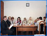 ></p><p class=c_tn>В прошлом году сотрудники ведомства столкнулись сразу с тремя такими фактами. Примечательно, что к одному из них имеет отношение депутат городской думы. Эту информацию сообщил сегодня журналистам председатель арбитражного суда Игорь Гладков на пресс-конференции по итогам минувшего года. </p><p class=c_tn>Областной арбитражный суд, сообщил Игорь Гладков, по многим показателям среди лидеров в центральном федеральном округе. Однако по-прежнему портит общую картину низкий уровень взысканий по исполнительным листам. За минувший год - это всего десять процентов. Однако Гладков рассчитывает, что судебные приставы все-таки будут работать лучше. Штат службы увеличили, зарплата сотрудников выросла. Надежды на этот год связаны у судей и с изменениями в налоговом законодательстве. С первого января фискальный орган самостоятельно может производить взыскания, и в первую очередь, мизерные. Ранее этим приходилось заниматься арбитражному суду. Было даже дело о взыскании одной копейки - и это при том, что само судопроизводство обходится в тысячи рублей. </p><p class=c_tn> «Получил человек повестку. Он пришел с квитанцией о том, что оплачено. Но для этого обратились в суд. Мы выписали повестку, вызвали, набабахали документов. Сейчас я не помню, одно отправление заказного письма стоит около тридцати рублей. А вся сумма долга 1 рубль 4 копейки. Бессмысленно, бессмысленно», - прокомментировал положение председатель Арбитражного суда области Игорь Гладков. Прошлый год запомнится судьям и фактами подделки документов их ведомства. Раньше, отметил Игорь Гладков, таких прецедентов не было. Среди фальшивок - выписки о решениях суда. Примечательно, что в одной такой истории фигурирует депутат ивановской городской думы, фамилию которого пока не разглашают. </p><p class=c_tn>«Мы направили письма в прокуратуру для проверки по факту подделки, мы не говорим о личностях. Это будет добиваться до конца, это не должно быть просто. Мы будем отстаивать эту позицию, а то все эти дела, если они будут доведены до суда, будут решены в судебном порядке. Как человек будет наказан - в уголовном, в административном, но это надо прекращать на корню», - признался И. Гладков. Судьи прогнозируют, что в текущем году число обращений в их ведомство может вырасти и вот почему. В губернии начинается процесс активного передела имущества между районами и вновь созданными поселениями. Чтобы новоиспеченные главы были юридически более подкованы, арбитражный суд планирует вооружить их специальными пособиями. Планируемый тираж - двести экземпляров. </p><p class=c_av>Олеся Чирко</p>
	
		<div class=