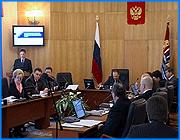></p><p class=c_tn>Власти губернии намерены поддержать инвесторов в сфере строительства жилья. Сегодня на заседании областного правительства была рассмотрена подпрограмма по обеспечению земельных участков коммунальной инфраструктурой. Предполагается, что нововведение позволит развернуть на территории региона комплексное строительство. Период так называемой «точечной» застройки на землях, обустроенных коммуникациями, говорили чиновники, завершается. Однако на освоение новых участков инвесторы идут с неохотой. Ребром встает вопрос об инженерной инфраструктуре. Чиновники уверены, что подпрограмма приведет к увеличению объемов строительства и ввода в эксплуатацию жилья. Особое место в новом документе отводится поддержке проектов возведения малоэтажных домов. В этом случае область обещает полное возмещение затрат на обустройство коммуникаций. При многоэтажном строительстве субсидии составят пятьдесят процентов. Объем планируемого финансирования подпрограммы - триста миллионов рублей.</p><p class=c_tn>Главы районов идею такой помощи инвесторам поддержали: своих средств на эти цели у муниципалитетов бы не нашлось. Однако, говорили они, до того, как вкладывать деньги в коммуникации, необходимо решить земельный вопрос. «Землю нужно сегодня высвободить от обременений собственника. Она практически вся в совместной долевой собственности и у пайщиков. Для того, чтобы ее оформить, надо иметь средства под выкуп. А потом уже затрачивать средства под эту программу. Поэтому она идет немножечко с опережением, на мой взгляд. Ну, если образно говорить, это не телега, конечно, впереди лошади, но что-то рядом», - заметил глава Ивановского района Юрий Шилов. Одна из фирм представила проект строительства коттеджного поселка в Ивановском районе. Предполагается, что за три года там будут возведены несколько сотен домов из легких конструкций, которые применяются в строительной отрасли развитых стран. Представитель компании уверял, что это будет комфортное жилье для людей со средним достатком. Но как гарантировать доступность потребителю - в этой части губернатор счел подпрограмму не вполне совершенной. «Конечно, можно подстраховаться, и как минимум, надо подстраховаться путем заключения инвестиционных соглашений, где четко надо прописать о том, что прибыль не должна превышать определенных процентов. Но здесь у нас, конечно, нет гарантии, страховки, оттого, что спекулянты, скупщики начнут эти метры квадратные выкупать и дальше их перепродавать на вторичном рынке. Но в любом случае, это хоть какая-то подстраховка», - прокомментировал свою точку зрения М.А. Мень. На доработку документа губернатор дал неделю. И порекомендовал изучить опыт Китая. В этой стране, заверил губернатор, по закону дают одну квартиру в одни руки. Хотя и там не обходится без обмана. Азиаты скупают квартиры, пользуясь многочисленностью родственников. </p><p class=c_av>Олеся Чирко</p>
	
		<div class=
