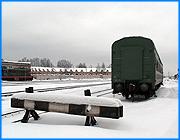 ></p><p class=c_tn>Всего два дня будет находиться в Иванове музей на колесах. В ночь на вторник из Ярославля прибыл вагон-музей, экспонаты которого рассказывают об истории Российских железных дорог. Первые посетители говорят, что экспозиция будит в них ностальгию. Неприметный вагончик Г.Д.Р.-кого производства в тупике возле первого пути. Но внутри все обращает на себя внимание. Начальник вагона-музея, он же экскурсовод Андрей Чесноков, говорит, что по экспозиции можно изучать прошлое России в целом. Ведь новая история как в капле воды отражалась в жизни железной дороги. </p><p class=c_tn>Сам восточногерманский вагончик исторической ценности не представляет. Но и о нем можно рассказать много интересного. Здесь, например, прохладней, чем должно быть - в свое время постарались контрабандисты. Они вынули из стен утеплитель, чтобы прятать товар при пересечении немецкой границы. Здесь нет стандартной таблички «руками не трогать». А многие предметы до сих пор готовы к использованию. Начальник вагона-музея может с увлечением рассказывать о любом экспонате - даже о самом мудреном и специфичном. Таких здесь много. Но Андрей Иванович из всего многообразия железнодорожных предметов выделяет Георгиевский крест времен первой мировой. История именно этой награды, полученной больше века назад безвестным железнодорожником, покрыта тайной. Но сам крест является раритетом. «Этот крест четвертой степени был, награждали им в основном отличившихся другой веры, не православной (мусульмане, буддисты и прочие религии). Так как Георгиевский крест, вообще-то, православная награда и награждать ими было раньше не принято. И был учрежден такой крест. Им награждали иноверцев. Чтобы им не было обидно», - пояснил начальник вагона-музея Андрей Чесноков. В числе первых посетителей, как правило, приходят ветераны железной дороги. В Иванове первыми оказались ветераны-пассажиры. Чета Спихиных более полувека является клиентом российских железных дорог. Раньше ездили по работе, сейчас - к детям и внукам в гости. «Белоруссию исколесили, Украину, и Среднюю Азию были. По России много ездили. Так что нам всегда нравилось», - призналась Нелли Спихина. В Иванове вагон-музей простоит до среды. К этому времени закончатся шесть центнеров угля, отпущенных на отопление экспозиции. В выходные музей уже прибудет в Кинешму. </p><p class=c_tn> </p><p class=c_tn></p><p class=c_av>Сергей Хохлов</p>
	
		<div class=